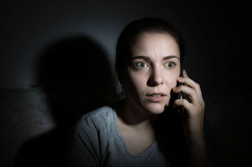  26-летняя жительница Новосибирска, приехавшая отдыхать на Алтай в Онгудайский район, стала жертвой мошенников. Девушку «разводили» по стандартной схеме – через сообщения и видеозвонки в мессенжерах. С ней по очереди общались «сотрудники банка», «Росфинмониторинга» и «ФСБ» с демонстрацией «служебного удостоверения» . Девушке сообщили, что в ее аккаунт проникли неизвестные, оформили на ее имя кредит и, если она не будет выполнять указания звонивших, то попадет под уголовное преследование за госизмену. Запуганная девушка предоставила мошенникам паспортные данные и стала выполнять их указания – оформлять кредиты и переводить деньги на «безопасные счета». При этом, как сообщает МВД по Республике Алтай, представители банков пытались предостеречь потерпевшую, предполагая, что она может действовать под диктовку мошенников, и даже блокировали ее личный кабинет, но она настояла на своем, уверяя, что действует по личной инициативе. Только на следующий день, когда все сбережения и оформленные кредиты «ушли» на чужие счета, девушка поняла, что ее обманули мошенники. Всего она потеряла 957 тысяч рублей, в том числе 836 тысяч — деньги, оформленные в кредит.