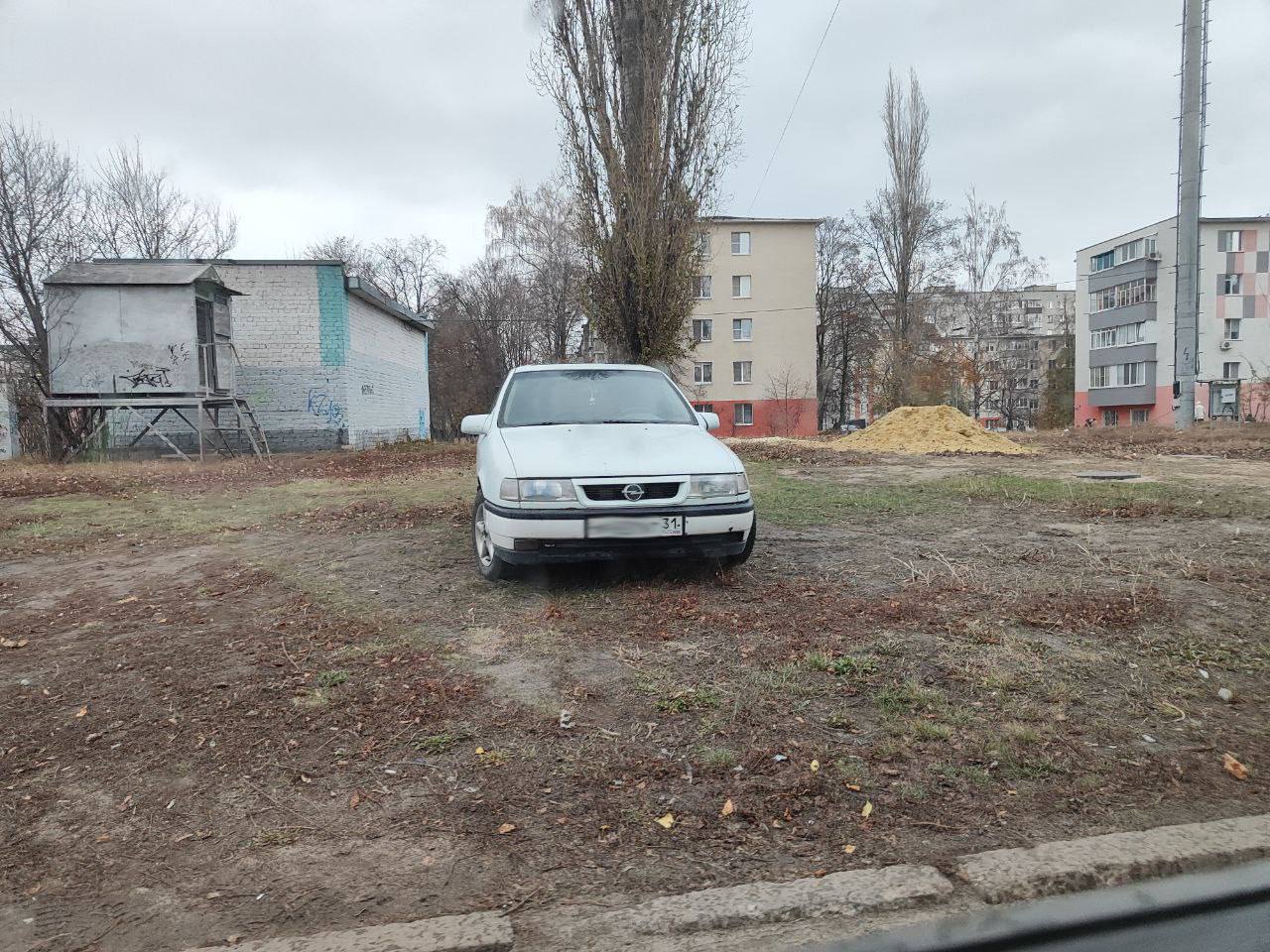 В Старом Осколе начались рейды, направленные на выявление нарушений правил парковки.   «Наше управление муниципального контроля регулярно проводит рейды и выявляет нарушения правил парковки. По моему поручению эта работа усилена.  Уже в январе специалисты составили 6 протоколов. Рейдовые мероприятия организовали в микрорайонах Королёва, Дубрава, Макаренко, Звёздном, Ольминского, Жукова, Восточном. На рассмотрении в управлении ещё 18 материалов. Работа будет продолжаться.  Дорогие друзья, если вы стали свидетелем подобного правонарушения, сообщите об этом в управление муниципального контроля. Для этого нужно связаться со специалистами по телефону +7  4725  44-55-59 или отправить информацию на электронную почту umk .belregion.ru.  Водители, прошу соблюдать правила парковки, уважать друг друга и тех, кто занимается благоустройством нашего округа. Напоминаю, что за парковку в неположенном месте предусмотрено административное наказание в виде штрафа от 2 до 80 тысяч рублей», - написал Жданов.   ‍  В городе новый шериф