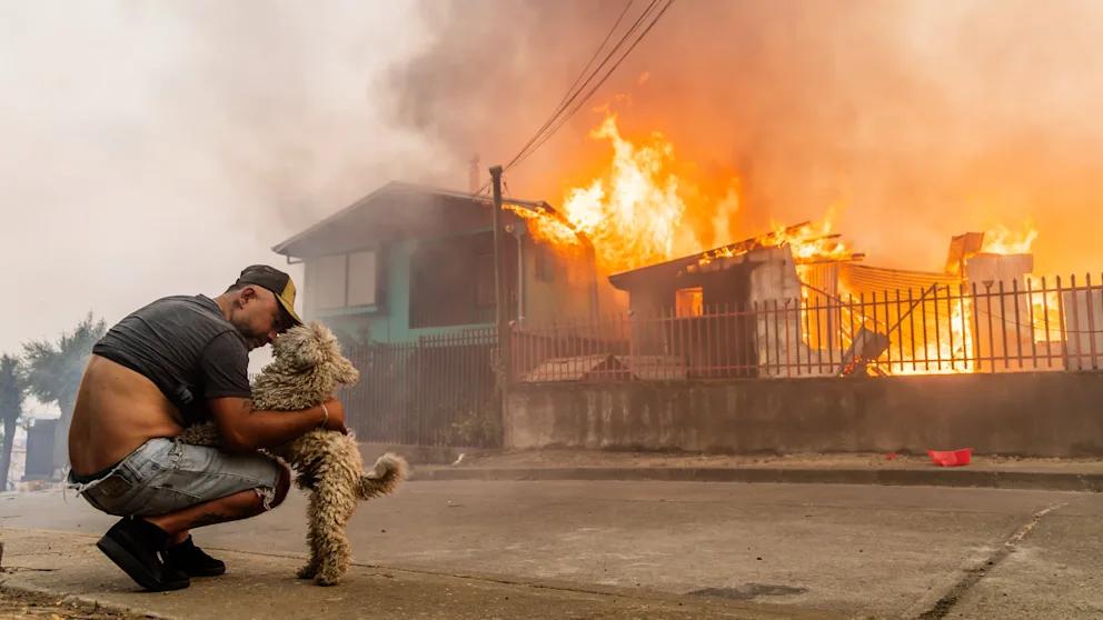 В Чили из за сильнейших лесных пожаров погибли 16 человек сотни домов сгорели В центральной части Чили продолжаются масштабные лесные пожары По данным властей погибли как минимум 16 человек уничтожено не менее 250 домов около 50 тысяч человек вынуждены срочно эвакуироваться Огонь охватил около 100 квадратных километров правительство ввело режим чрезвычайной ситуации С огнем борются сотни пожарных и военных одновременно пытаясь локализовать 24 очага возгорания Задачу осложняют сильный ветер и экстремальная жара температура поднимается до 38 градусов В Чили сейчас разгар лета и пламя быстро распространяется по высохшим лесам и полям перекидываясь на жилые кварталы По сообщениям спасателей обгоревшие тела находят на полях улицах и в автомобилях Крупные пожары для Чили стали уже регулярной летней трагедией в прошлом году огонь унес жизни более 100 человек и разрушил около 15 тысяч домов BILD Russian