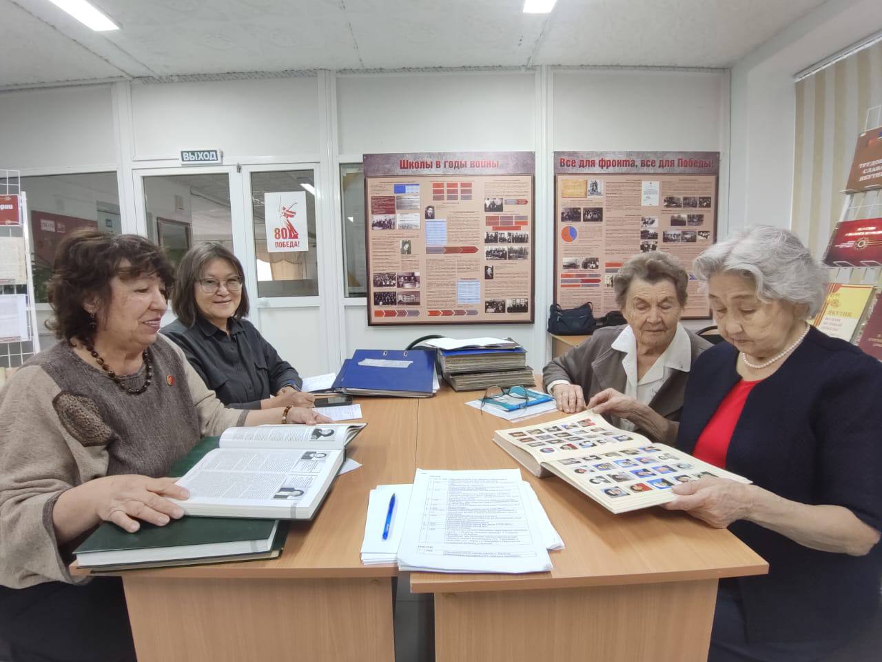 Подготовка к 100 летию Управления образования города Якутска Музей истории развития образования города Якутска начал работу по подготовке к 100 летию создания особого отдела образования и здравоохранения горпросздрав при Якутском Горсовете поиск и изучение архивных документов воспоминаний старейших работников системы образования г Якутска Сегодня в рамках подготовки юбилейных мероприятий Музей провел встречу с заслуженным учителем Якутской АССР отличником народного просвещения ветераном тыла и педагогического труда Почетным гражданином Республики Саха Якутия Галиной Сюндюковой А также с отличником народного просвещения РСФСР отличником профобразования РС Я учителя ветерана средней школы 9 им М И Кершенгольца Зинаидой Даниловой Подробнее на сайте ДДТ