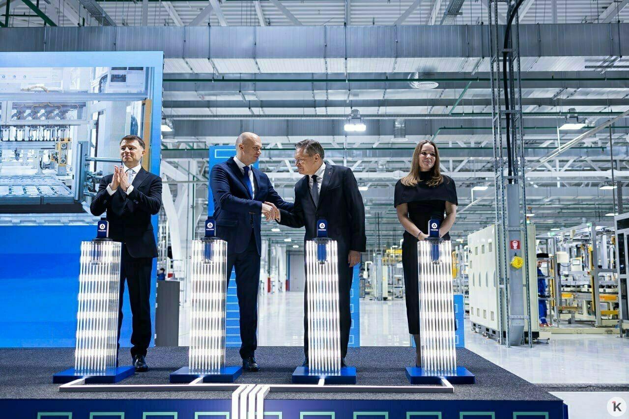 В Немане открыли первую в России гигафабрику по производству батарей для электромобилей и электробусов На площадке Росатома под одной крышей собрали полный цикл производства от химии для аккумуляторных ячеек до готовых модулей и тяговых батарей На заводе смонтировали более трёх тысяч единиц оборудования Длина технологических линий около 2 5 километра а степень автоматизации заявлена на уровне 90 то есть большую часть операций делают машины Основной продукт литий ионные батареи для электротранспорта Ещё одно направление системы накопления для энергетики Такое оборудование помогает сглаживать пики нагрузки обеспечивать резервное питание и экономить на счетах за электричество Летом следующего года должны выйти на серийное производство Уверен рано или поздно выйдем и на экспорт сказал на открытии генеральный директор госкорпорации Росатом Алексей Лихачев Это инвестиции один из ключевых если не самый ключевой крупный проект нашего региона Это конечно ещё и рабочие места порядка 1 200 рабочих мест будет создано отметил губернатор Алексей Беспрозванных