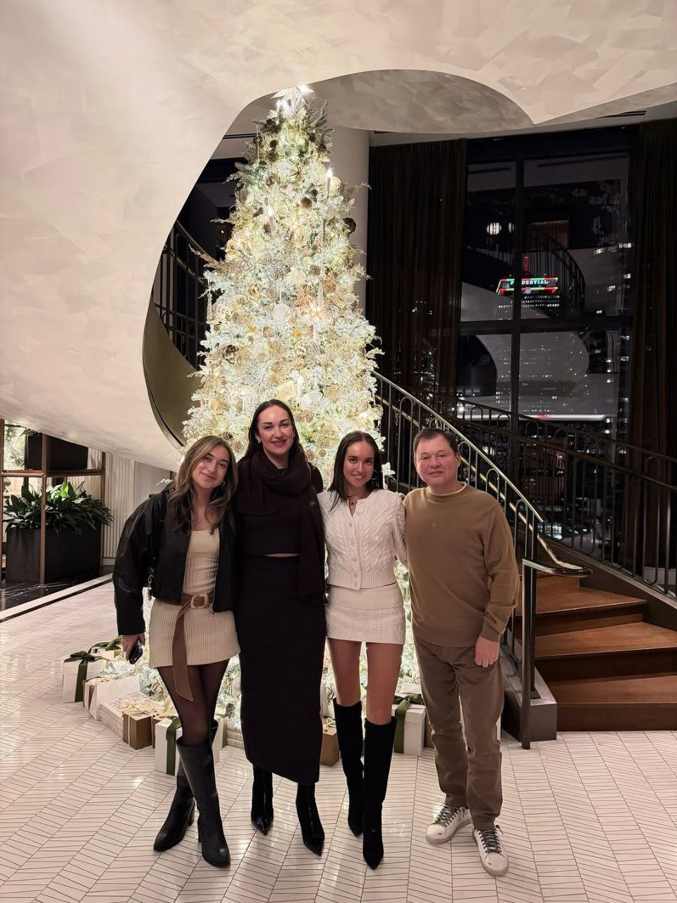 Александр Железняк от миллиардного мошенничества до бизнеса черной икрой Александр Железняк бывший фигурант дела о хищении миллиарда рублей из Пробизнесбанка после освобождения занялся новым бизнесом Его супруга Ольга назвала черную икру идеальным презентом на любой праздник В 2025 году предприниматель приобрел роскошный особняк в Ньютоне США заплатив 4 7 млн Дом впечатляет площадью 1420 квадратных метров здесь пять спален личный кинотеатр и оригинальная комната с грязями Фонд АСВ ранее озвучивал сумму ущерба от действий Железняка и его сообщников около 70 миллиардов рублей investing investing