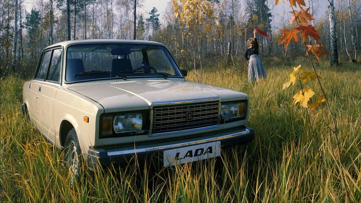 АвтоВАЗ не планирует возобновлять производство «классики»  Основной аргумент против её возрождения — устаревшая конструкция. По мнению АвтоВАЗа, нынешняя переднеприводная компоновка более практична, технологична и безопасна.  Кроме того, вся производственная оснастка для заднеприводных Lada уже ликвидирована. Чтобы восстановить производство этих моделей, её придётся создавать заново, но в этом случае логичнее осваивать что-то более современное.  Параллельно дан ответ на вопрос, по какой причине АвтоВАЗ не комплектует нынешние легковые модели системой полного привода. На заводе считают, что в бюджетном сегменте рынка спрос на полноприводные, а значит, более дорогие модели слишком мал для того, чтобы обеспечить рентабельность их производства. Таким образом, Lada Vesta или Largus с приводом на все колёса можно не ждать, хотя семейство внедорожников Lada Niva и готовят к модернизации.