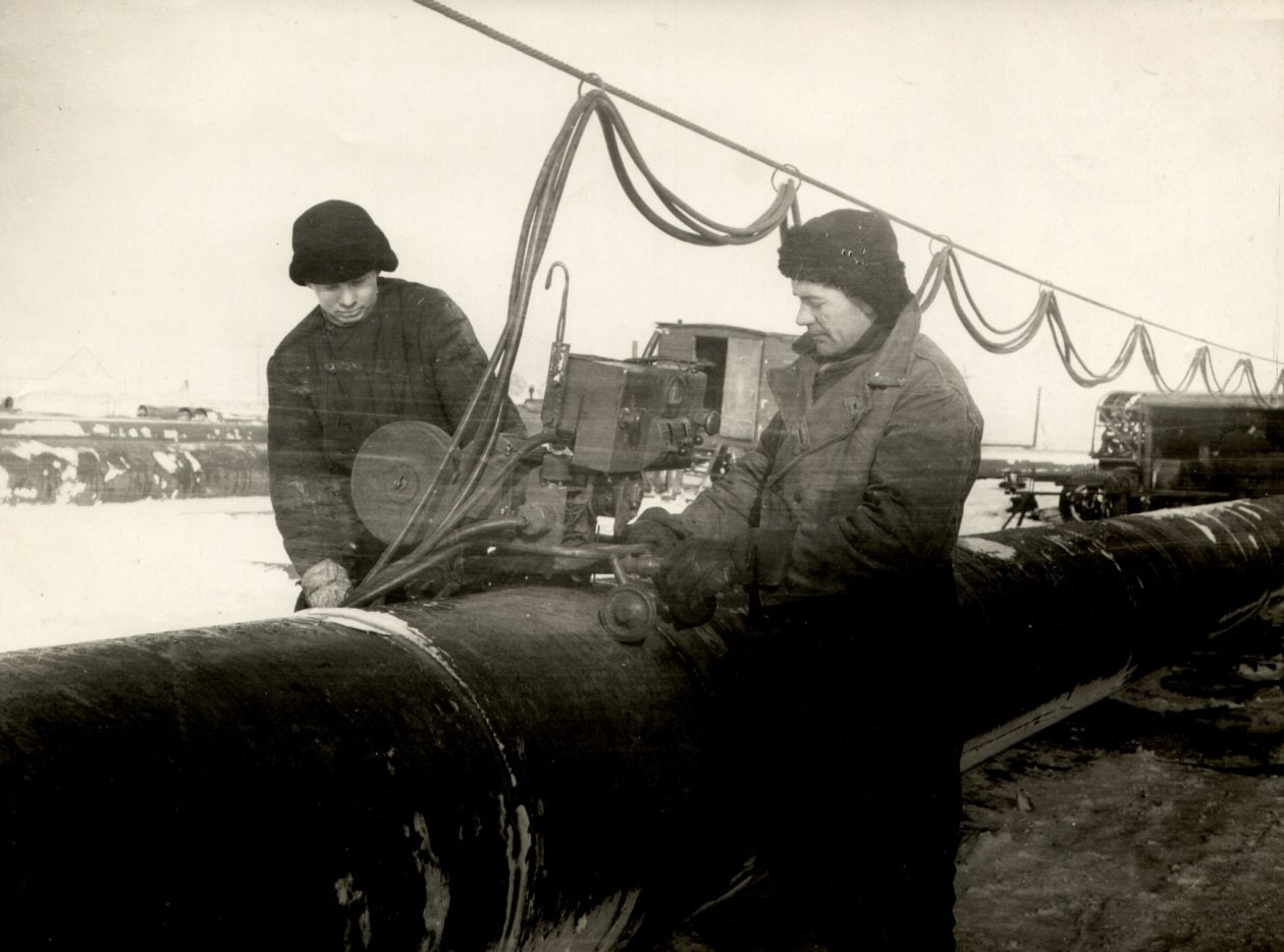 день в истории 24 декабря 1956 года состоялся торжественный митинг посвящённый открытию 1 й очереди газопровода Ставрополь Москва Тогда это был крупнейший газопровод в Европе На Ставрополье горючий газ был обнаружен 15 28 февраля 1910 г совершенно случайно на пивоваренном заводе купца А О Груби Фонтан ударил из скважины для добычи воды Протяженность магистрали составила 1 3 км диаметр трубы 720 мм Окупил он себя не более чем за один год Трасса прошла по территории Ставропольского края Ростовской Воронежской Липецкой Тульской и Московской областей Ставропольский газ получили не только Москва и города Московской области но населённые пункты европейской части страны ПОДРОБНЕЕ НА САЙТЕ Фото Сообщество во ВКонтакте Родом из СССР 12   Stavropol Media Прислать новость