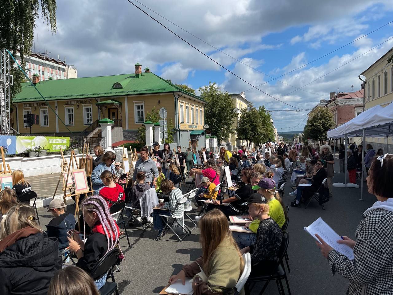 Турпоток в Кировскую область вырос на 11 Это данные за первую половину 2025 года по сравнению с аналогичным периодом 2023 го По словам первого зампреда областного правительства Алексея Жердева рост связан с интересом к региону в связи с юбилеем мероприятиями Новогодней столицы Прогулочной Спасской а также фестивалями в районах Сабантуй Орловская ладья фестиваль железа Истобенский огурец и др В дальнейшем привлекать гостей на вятскую землю хотят с помощью турмаршрутов в Вятские Поляны Кирово Чепецк Нолинск и Слободской Kirov grad
