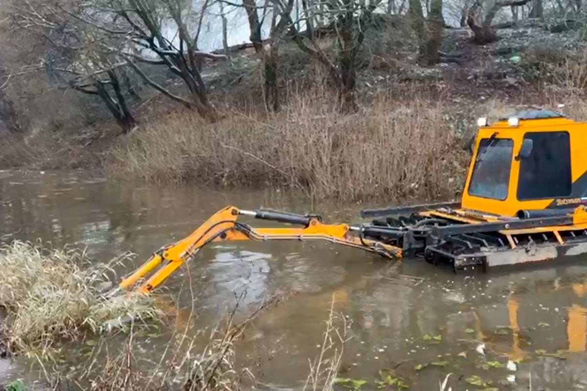 На Вологодчине расчистят 7,5 километров водоемных сетей. Благоустройство пройдет в рамках нацпроекта «Экологическое благополучие».  «В 2026-2029 годах расчистим от загрязнения и засорения реки Вологду  второй и третий этапы  и Содему в областной столице, а также Серовку и Ягорбу — в Череповце. В результате выполненных работ улучшится экологическое состояние гидрографической сети нашего региона протяженностью 7,5 километров», – сказал  Георгий Филимонов.  Также в рамках федерального проекта «Экономика замкнутого цикла» на территории региона планируется строительство трех современных комплексов по переработке отходов в Великоустюгском округе, Соколе и Череповце.  По федеральному проекту «Генеральная уборка» займутся смоляными озерами в Чагоде и несанкционированной свалкой вблизи Тотьмы.  Продолжатся мероприятия в рамках проектов «Чистый воздух» и «Сохранение лесов». По проекту «Сохранение биологического разнообразия и развитие экологического туризма»  направлены предложения по развитию территории национального парка «Русский Север».   Правительство Вологодской области