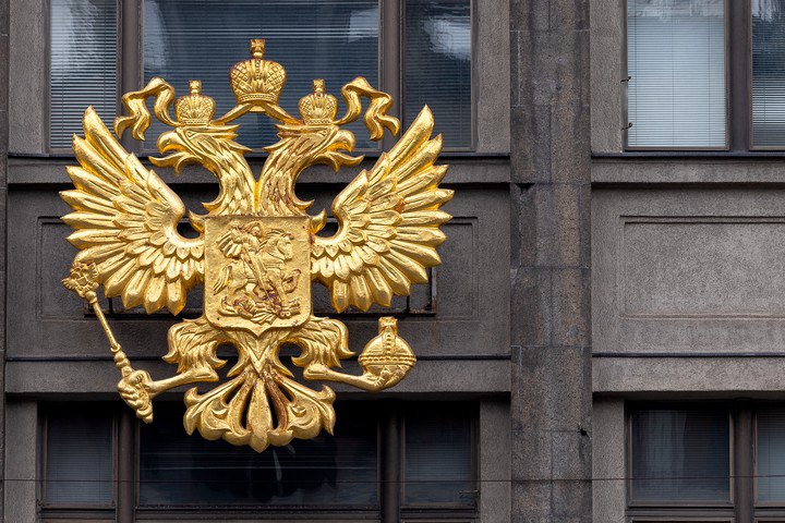 Кресты на гербе России официально закрепят законом Соответствующая инициатива внесена в Госдуму спикером Вячеславом Володиным Документ дополняет официальное описание герба и закрепляет наличие крестов над коронами и державой Напомним что православные символы ранее исчезали с гербов на эмблемах сайта Кремля и Минспорта Позже кресты вернулись на свои места Параллельно депутаты хотят запретить изображение православных храмов без крестов   Подпишитесь на Абзац TG VK Дзен MAX Rutube