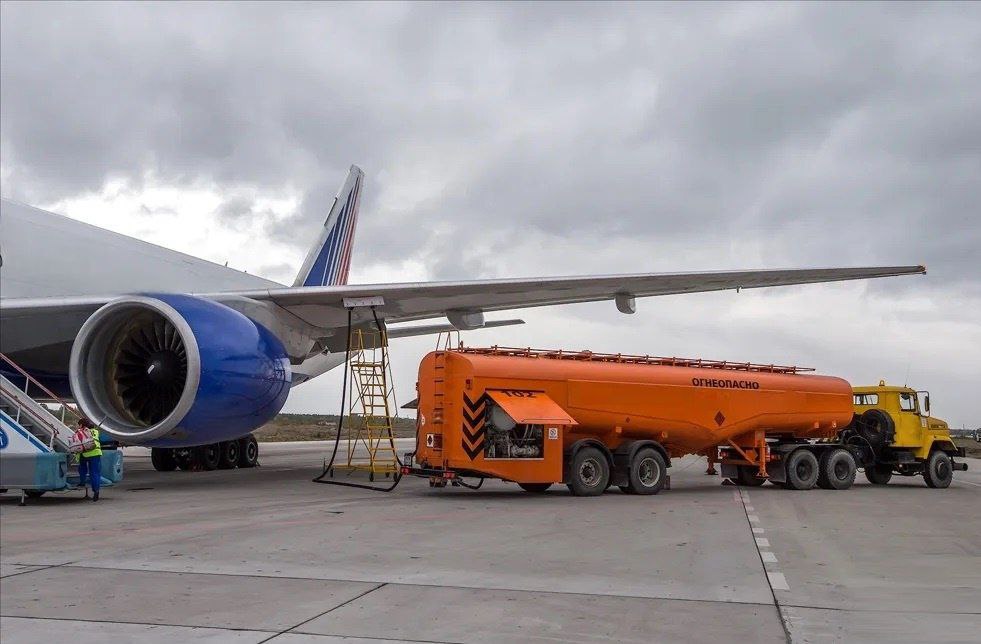 Allied Biofuels планирует построить авиатопливный завод за 5 9 млрд в Узбекистане Компания Allied Biofuels и власти Хорезмской области Узбекистана подписали земельное соглашение в рамках проекта строительства завода по производству экологически чистого авиатоплива передают Yahoo finance Ожидаемый объём инвестиций в проект 5 9 млрд Планируется что предприятие будет выпускать 382 тысячи тонн устойчивого авиационного топлива SAF 152 тысячи тонн электро синтетического SAF e SAF и 11 тысяч тонн возобновляемого зеленого дизтоплива в год Предположительные сроки реализации проекта Allied Biofuels не озвучивает ℹ В августе 2025 года стороны подписали меморандум об основных условиях проекта В начале сентября 2025 года министр инвестиций промышленности и торговли Узбекистана обсудил с председателем правления австралийской компании Allied Green Ammonia практические аспекты проекта Logistan info Логистика Экономика
