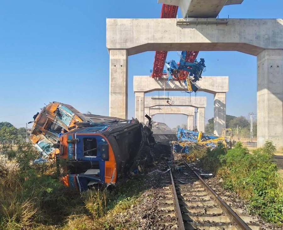 В Таиланде на пассажирский поезд упал строительный кран Погибли 22 человека 55 ранены Людей эвакуируют из заблокированных вагонов Фото Vande Bhaarath X