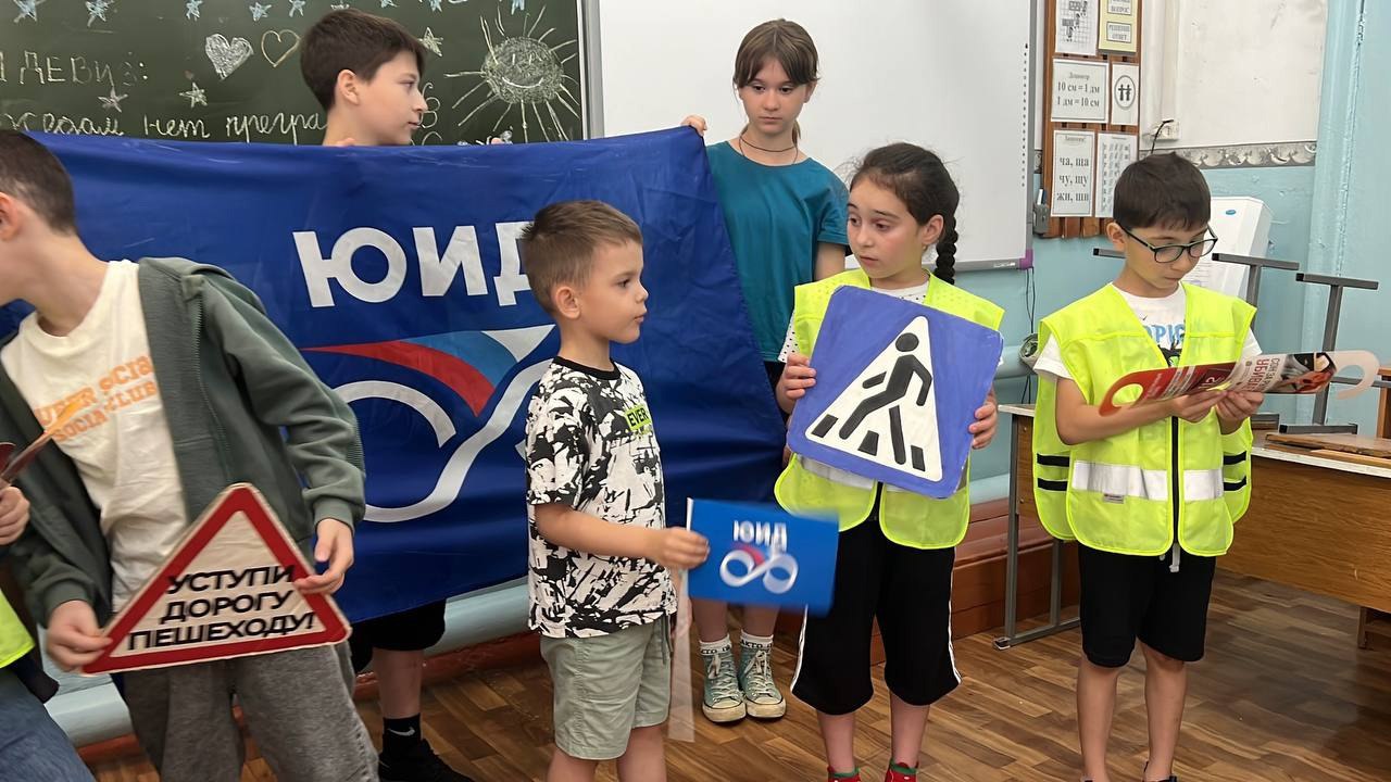 В пришкольном лагере Затеречного состоялась встреча с сотрудниками ГИБДД Вчера в пришкольном лагере «Радуга» состоялась встреча с сотрудниками ОГИБДД ОМВД России по Нефтекумскому району. Ребятам напомнили, как не попасть в беду на дороге, почему нельзя выбегать на проезжую часть, где можно кататься на велосипеде и средствах индивидуальной мобильности, а также о необходимости пристегиваться ремнями безопасности при поездках в машине. В завершение мероприятия сотрудники ГИБДД пожелали всем ребятам здоровья и безопасных дорог. Фото: Движение Первых / МКОУ СОШ № 6