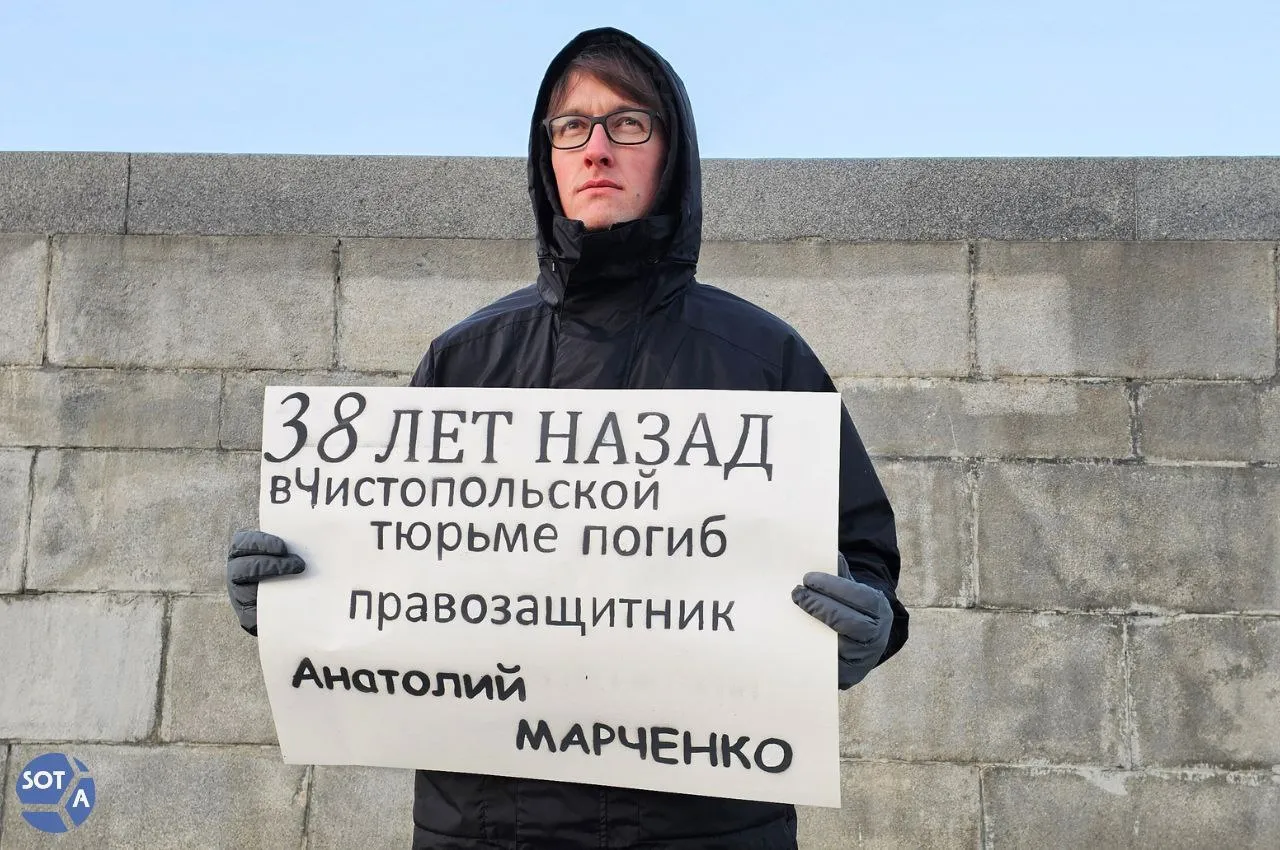 В Екатеринбурге задержали исследователя репрессий на Урале Олега Новоселова по уголовному делу о содействии терроризму 37 летний уральский историк Олег Новоселов задержан и арестован по обвинению в склонении или вербовке к содействию террористической деятельности пишет 66 Ru со ссылкой на пресс службу суда Что именно ему вменяют неизвестно В конце апреля Росфинмониторинг включил Олега Новоселова в перечень террористов и экстремистов Телеграм канал Репрессии в Свердловске который ведет Новоселов не обновлялся с 20 апреля Олег Новоселов историк любитель исследователь сталинских репрессий на Урале В качестве волонтера екатеринбургского Мемориала он работал в Государственном архиве административных органов Свердловской области ГААОСО Осенью 2025 года Новоселов одним из первых публично рассказал о новых ограничениях в госархивах дела репрессированных стали выдавать только родственникам с подтверждением родства а исследователям отказывать На фото SOTAvision от декабря 2024 года Олег Новоселов в одиночном пикете памяти диссидента Анатолия Марченко