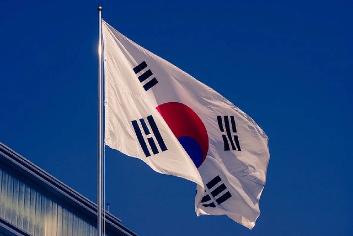 Yonhap: Сеул рассматривает возможность отправить в Россию спецпосланника Президент Южной Кореи Ли Чжэ Мён рассматривает возможность отправить спецпосланников в 10 стран, включая Россию, передает Yonhap. В президентском офисе подтвердили, что правительство стремится к этому. При этом там отметили непрерывные контакты с иностранными коллегами. По данным агентства, администрация главы государства рассматривает план отправки спецпосланников в страны-участницы Евросоюза, Индию, Австралию и Канаду в рамках расширения дипломатических связей. Также подчеркивается, что может быть отправлен спецпосланник в Россию на фоне укрепления военного сотрудничества Москвы и Пхеньяна. По словам представителя администрации, спецпосланники смогут выражать мнение нового правительства в отношении управления и международной политики. / Все каналы АиФ