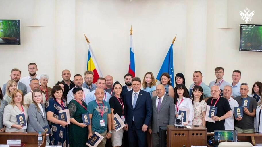 В России создают новые механизмы помощи муниципальным депутатам и служащим Новые механизмы помощи муниципальным депутатам и служащим создают в России при поддержке Администрации Президента РФ сообщила ХАН на форуме в Геническе сопредседатель Всероссийской ассоциации развития местного самоуправления ВАРМСУ уполномоченный по работе с новыми регионами РФ Галина Данильченко Сейчас происходят большие изменения в работе муниципалитетов При поддержке Администрации Президента России дан старт проекту Муниципальный диалог проводятся форумы работают проектные команды работает школа мэров Это всё в помощь муниципальным депутатам и муниципальным служащим сказала Данильченко Она напомнила что партия Единая Россия объявила 2025 год Годом муниципального депутата Это большая честь и огромная ответственность депутатов перед нашими жителями особенно в наших исторических регионах В этой сложной ситуации ответственность депутатов взаимодействие депутатов с жителями и помощь своим жителям это самая важная задача Также важно взаимодействие с органами муниципальной власти с Советами муниципальных образований Это должно быть единство помощь и взаимопонимание добавила сопредседатель ВАРМСУ Форум муниципального депутата был организован партией Единая Россия при поддержке губернатора и правительства Херсонской области В мероприятии также приняли участие представители Запорожской и Ростовской областей Республики Крым и Краснодарского края