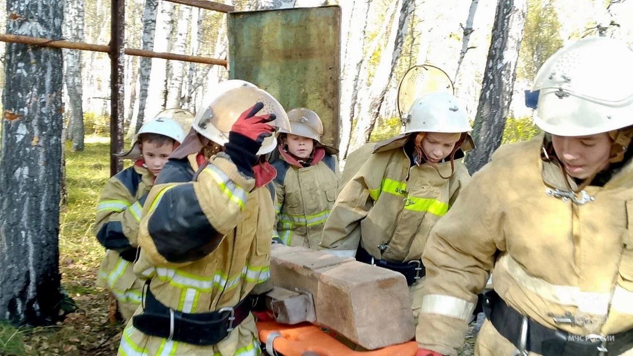 Определены лучшие команды юных спасателей   В Омутинском районе завершились областные соревнования "Юный спасатель".   На протяжении трех дней 9 команд из муниципальных образований нашей области выявляли сильнейших в проведении аварийных и поисково-спасательных работ, показывали навыки выживания в природной среде, ликвидировали условный пожар, переправлялись через озеро и спасали "утопающего". Кроме этого ребята разводили костры, ловили рыбу, готовили еду и строили укрытия.    Каждая команда стремилась показать свои навыки и знания, чтобы завоевать звание чемпионов. Участники работали слаженно, демонстрируя не только физическую выносливость, но и умение принимать быстрые и правильные решения в сложных ситуациях.