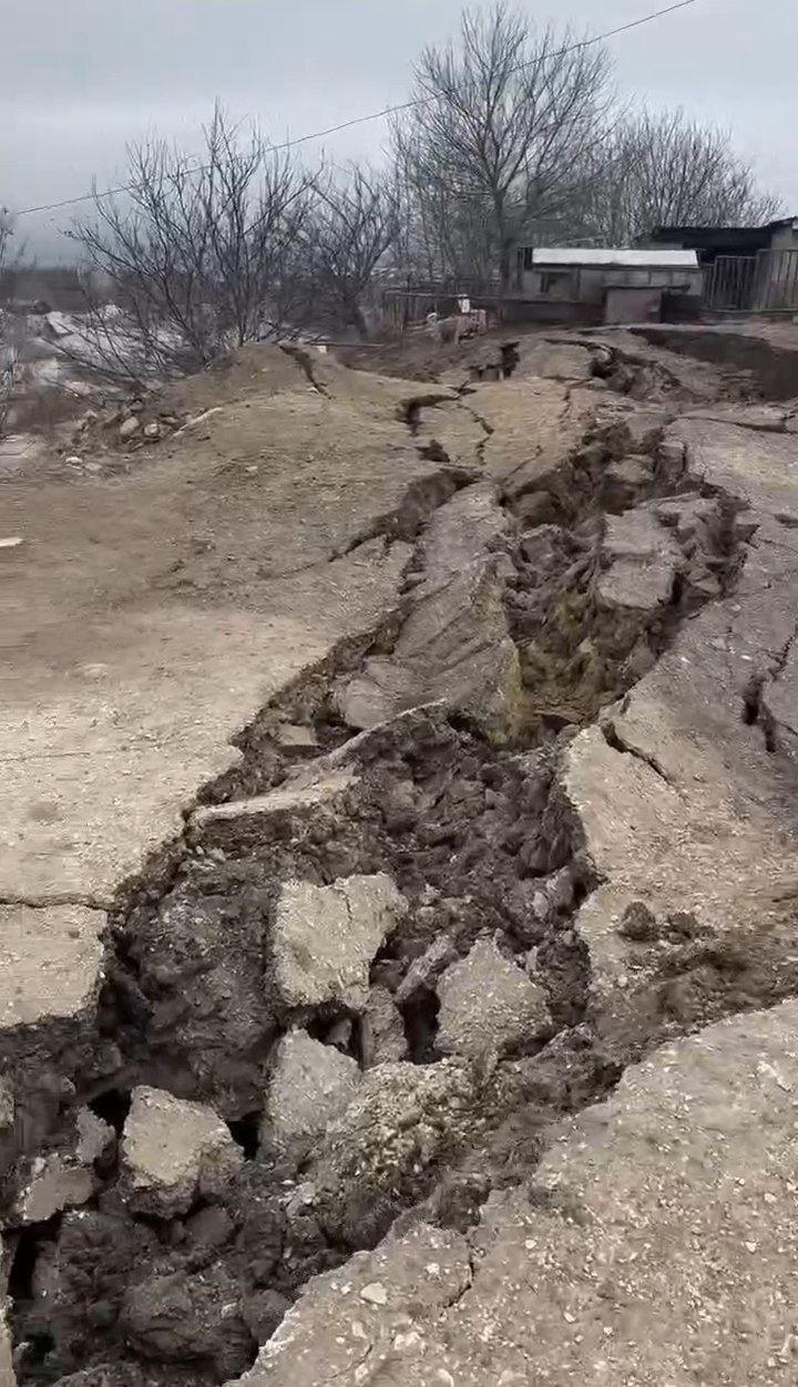 В Кисловодске два дома с 12 жителями оказались под угрозой из-за просевшего грунта  После демонтажа старых свай в поселке Белореченский просело 200 кв. метров земли. Она же прилегает к двум частным домам, в которых живет 12 человек.  Сейчас подрядная организация готовит основания для подпорной стены, чтобы земля не просаживалась дальше. Как объяснил глава Кисловодска Евгений Моисеев, временно переехать в санаторий во время реконструкции дороги жители этих домов не согласились. Ситуацию мэр держит на личном контроле.