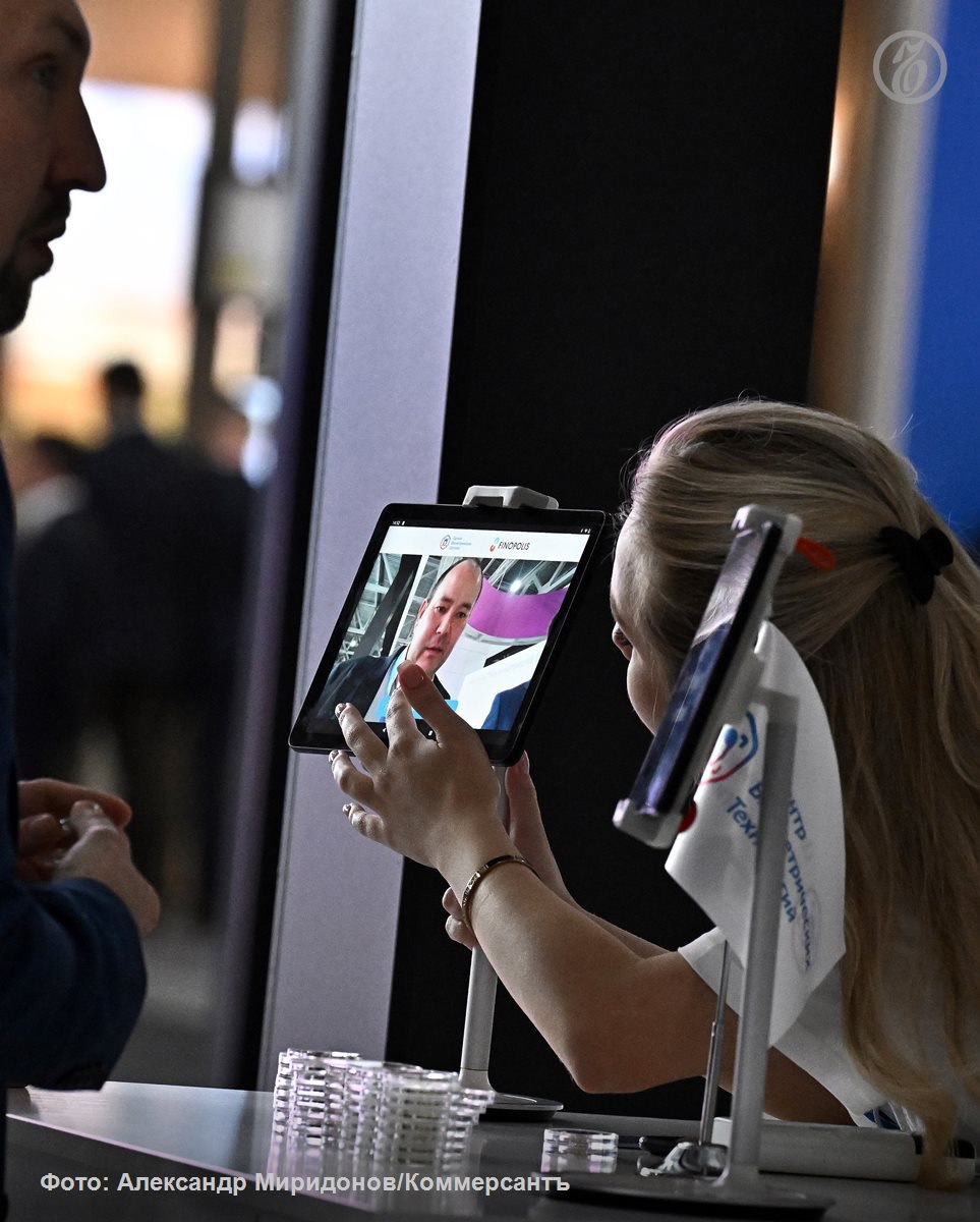 Биометрия по прежнему воспринимается населением нейтрально отрицательно при этом целевой разъяснительной работы со стороны государства не видно совсем Объем оплаты товаров и услуг с помощью биометрии в третьем квартале снизился впервые за всю историю наблюдений до этого показатель рос на десятки процентов за квартал Эксперты считают что это может быть связано с исчерпанием эффекта новизны этого сервиса при ограниченном продвижении а также с сезонным фактором Активные участники рынка пытаются нащупать альтернативы предложить оплату ладонью например ожидая что с такими образцами клиенты будут расставаться легче чем со своим лицом и голосом   Подписывайтесь на Ъ Оставляйте бусты