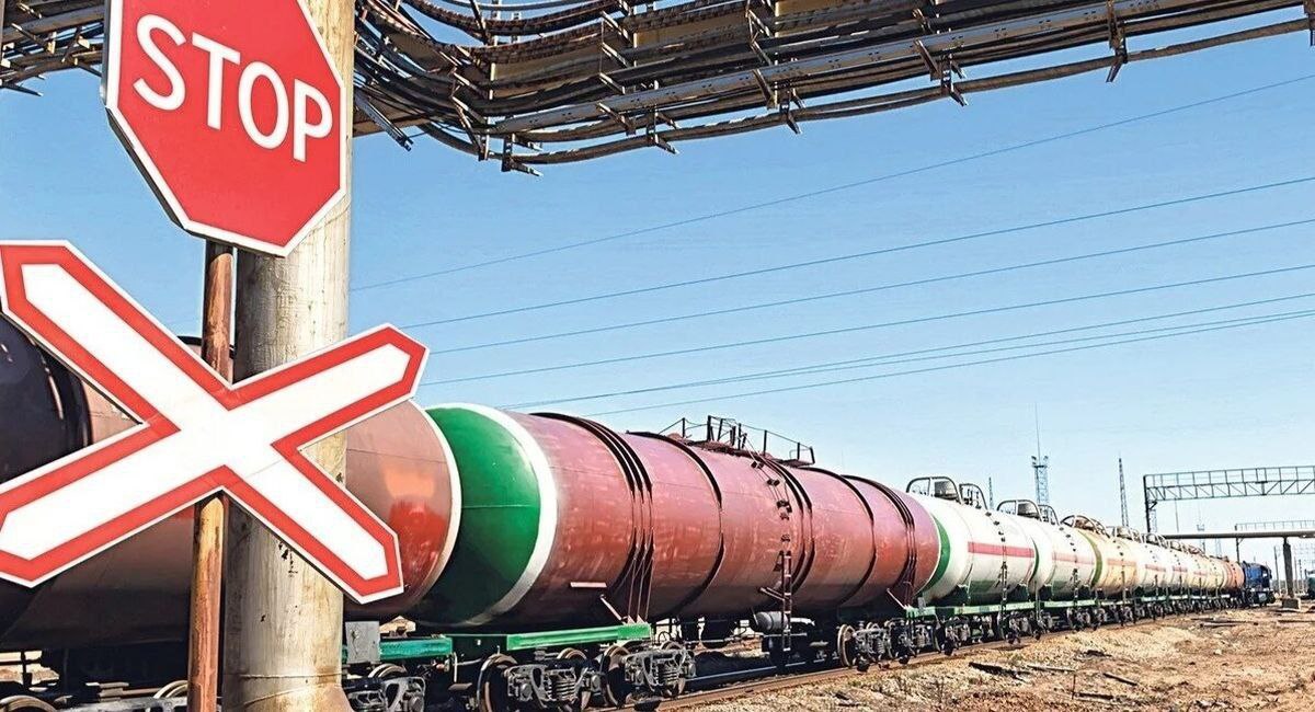 В Казахстане вводят полугодовой запрет на вывоз нефтепродуктов Министр энергетики подписал приказ о введении запрета на вывоз из Казахстана железнодорожным и автомобильным транспортом бензина дизельного и авиационного топлива а также ряда других нефтепродуктов Ограничения будут действовать в течение шести месяцев с 20 ноября 2025 года по 20 мая 2026 года Исключение сделали для вывоза автотранспортом смазочных масел а также для вывоза ж д транспортом вывоза бензина согласно планам поставок утвержденных законом О госрегулировании производства и оборота отдельных видов нефтепродуктов Ранее LogiStan писал о том что власти Казахстана планируют разрешить беспошлинный ввоз бензина и дизтоплива из России Читайте также В ЕАЭС обнуляют импортные пошлины на бензин дизельное судовое и авиационное топливо Logistan info Логистика Экономика