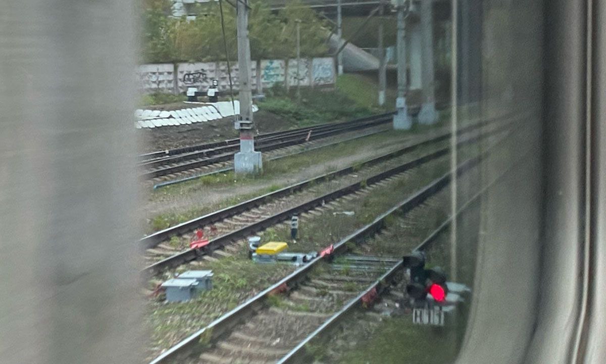 #СПб #ЧП Поезд Петрозаводск — Москва насмерть сбил человека. На 17-м километре 5-го пикета железнодорожной станции Кушелевка в Санкт-Петербурге поезд наехал на человека. Он погиб. Личность погибшего уже установлена. Это 35-летний местный житель. Когда приближался поезд, мужчина переходил железнодорожные пути в неположенном месте. Машинист неоднократно подавал звуковые сигналы и применил экстренное торможение, но столкновения избежать не удалось.