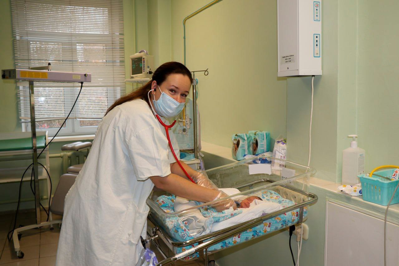 180 малышей появились на свет в родильных отделениях г Кирова за новогодние праздники Все новогодние праздники медицинские организации г Кирова и районов области работали в усиленном режиме оказывая медицинскую помощь всем нуждающимся В режиме 24 7 работали родильные отделения Как сообщила министр здравоохранения Кировской области Екатерина Видякина с начала нового года в период с 1 по 11 января включительно в родильных отделениях областного центра появились на свет 180 детей 91 мальчик и 89 девочек Первым новорожденным 2026 года стал мальчик весом 2480 гр 48 см Он родился в 04 45 в областном перинатальном центре Малыш стал четвертым ребенком в семье кировчанки отметила Екатерина Видякина Напомним мам первых жителей Кировской области 1 января поздравил с пополнением в семье глава региона Александр Соколов Глава региона подчеркнул что поддержка рождаемости один из приоритетов для правительства региона В областном центре роды принимали в Кировском областном клиническом перинатальном центре и Больнице скорой медицинской помощи Активно работали и родильные отделения районов области Так в Котельничской ЦРБ в период с 1 по 11 января появились на свет 3 малыша 2 мальчика и 1 девочка В Кирово Чепецкой и Слободской центральных районных больницах родилось по двое детей в каждом учреждении появились на свет мальчик и девочка В Вятских Полянах 5 малышей medkirov