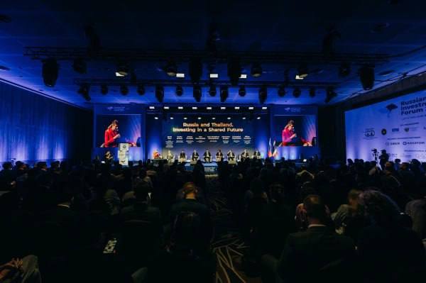 Ключевым событием проходящего на Пхукете Российско таиландского инвестиционного форума стало пленарное заседание Россия и Таиланд Инвестиции в общее будущее Его участники обсудили стратегию развития двусторонних отношений в условиях роста товарооборота между странами почти на 10 в 2024 2025 годах Основу торговых отношений двух стран составляют традиционные товары нефтепродукты металлы и удобрения однако наблюдается и активное развитие сложных инвестиционных проектов в сфере высоких технологий Такая диверсификация по мнению экспертов свидетельствует о нормализации инвестиционного климата и формировании новых возможностей для бизнеса обеих стран Председатель Российско таиландского делового совета Иван Демченко заявил о переходе на новый уровень отношений между странами отметив что Таиланд остается самым надежным партнером России не присоединившимся к санкциям РБК Отрасли