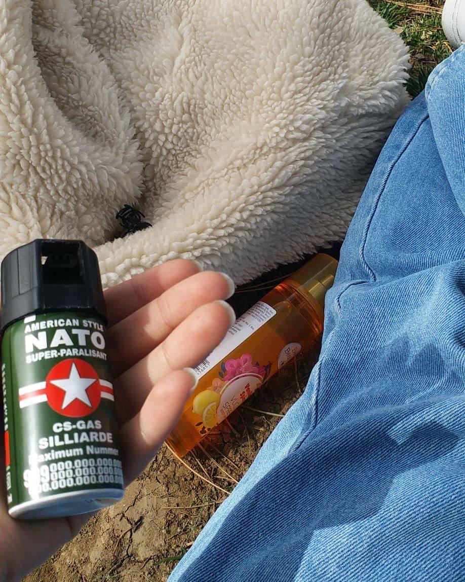 Девушка залила перцем людей на Елагином Девушка распылила перцовый баллончик на зрителей Фестиваля уличных театров Причина они закрыли ей обзор Три человека получили химические ожоги глаз включая ребенка Петроградский РК ostrova peterburga