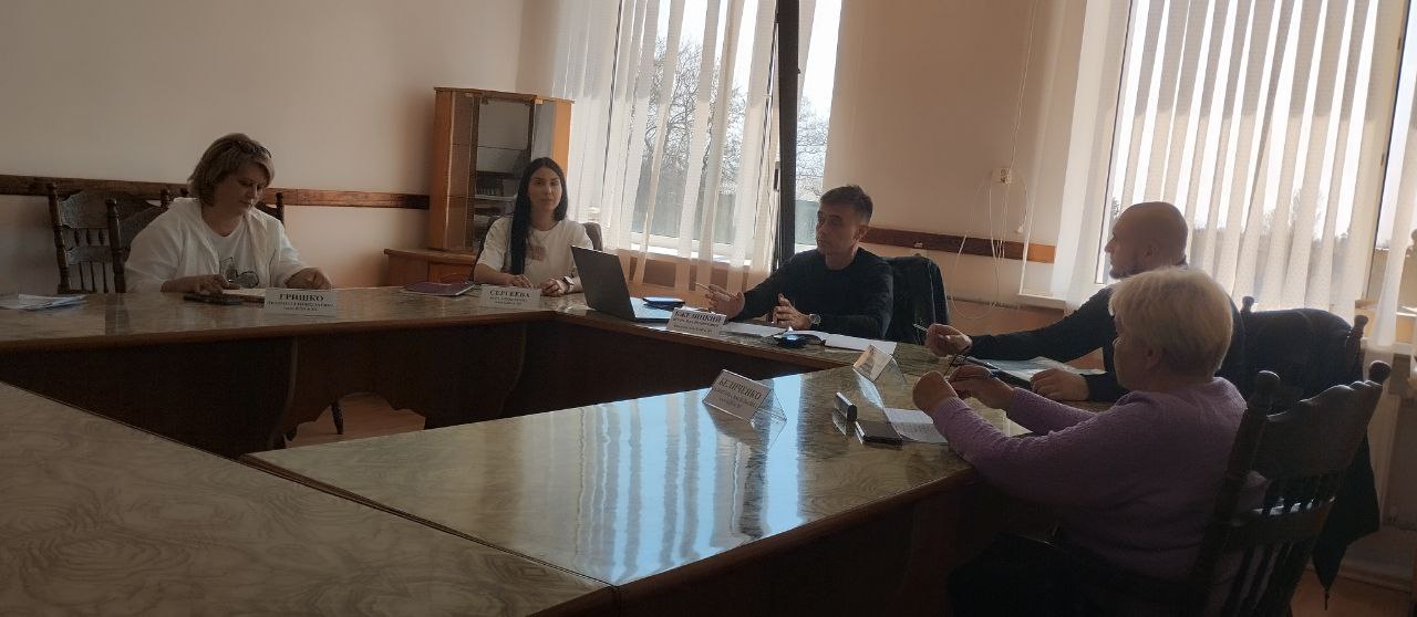 Состоялось плановое заседание комиссии по делам несовершеннолетних и защите их прав администрации Каховского муниципального округа Повестка заседания состояла из 19 вопросов. В ходе заседания рассмотрели восемь дел об административных правонарушениях по ч. 1 ст. 5.35 КоАП РФ. Два из них составлены на родителей, которые не исполняют свои обязанности по обучению детей. Несовершеннолетние не посещают образовательные учреждения. В отношении нарушителей были приняты меры наказания в виде предупреждений и штрафов. Также комиссия приняла к рассмотрению девять протоколов об административных правонарушениях. Заслушали отчёт заместителя председателя комиссии Маркелова Михаила о результатах индивидуальной профилактической работы с одной из семей, находящейся в социально опасном положении. По словам Михаила наблюдается положительная динамика. Кроме того, был озвучен доклад о ситуации с мерой социальной поддержки в виде обеспечения пожарными извещателями семей с детьми некоторых льготных категорий в Каховском муниципальном округе. «Детство — это бесценное время, когда ты учишься любить и дружить» - Константин Хабенский. Сайт Администрации Каховского МО VK ОК
