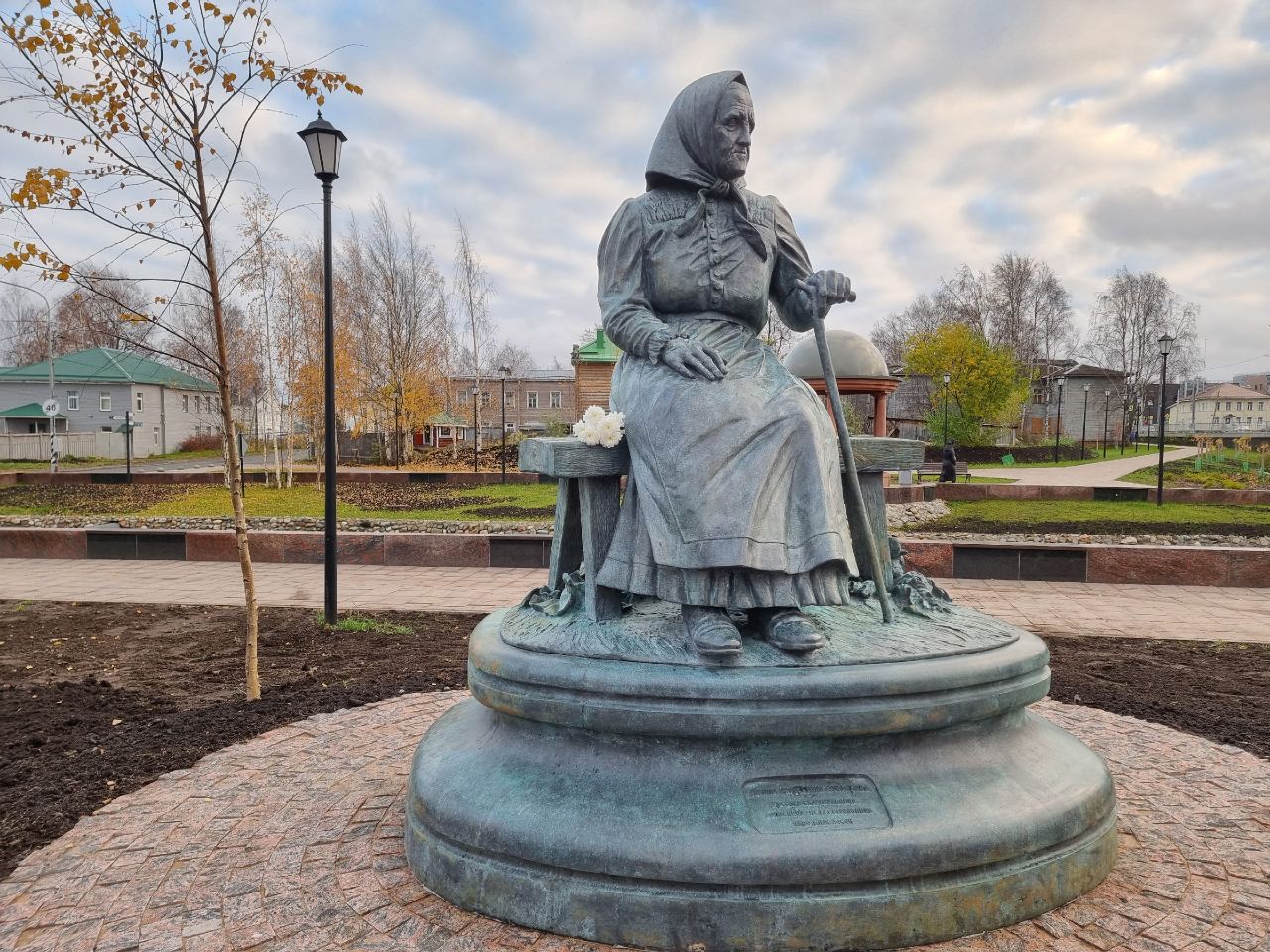 В Петрозаводске в Иссерсоновском сквере открыли памятник заонежской сказительнице и плакальщице Ирине Андреевне Федосовой Памятник выполнен по эскизу народного художника Александра Рукавишникова Памятник получился добрый Но в народе пошли обсуждения по поводу его установки И как нам думается небезосновательно Горожане обратили внимание на пьедестал в виде двух блинов на которых возвышается сказительница И предположили что задумка автора была несколько иной Плакальщица должна была сидеть на скамейке на земле чтобы было удобно к ней подходить садиться на лавочку фотографироваться а первый блин по замыслу видимо должен был уйти под землю как основание Но не сложилось t me kareliaformemory 271