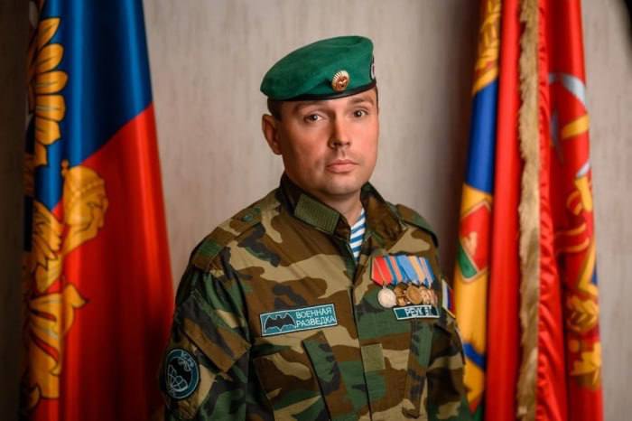 К 10 годам колонии приговорили экс депутата Брянской области который вымогал деньги у солдат за возвращение с фронта Клинцовский городской суд в Брянской области признал бывшего депутата Владимира Реука виновным в мошенничестве в крупном размере и покушении на мошенничество в крупном размере Ему назначили 10 лет колонии общего режима штраф в 960 тысяч рублей и запрет занимать административные должности на 3 года Как установил суд мужчина обманом похитил деньги участника СВО пообещав ему освобождение от службы на фронте В суде Реук не признал вину В феврале этого года его приговорили к 8 годам колонии за схожие эпизоды хищения денег у военных Дмитрий Никотин Подписаться