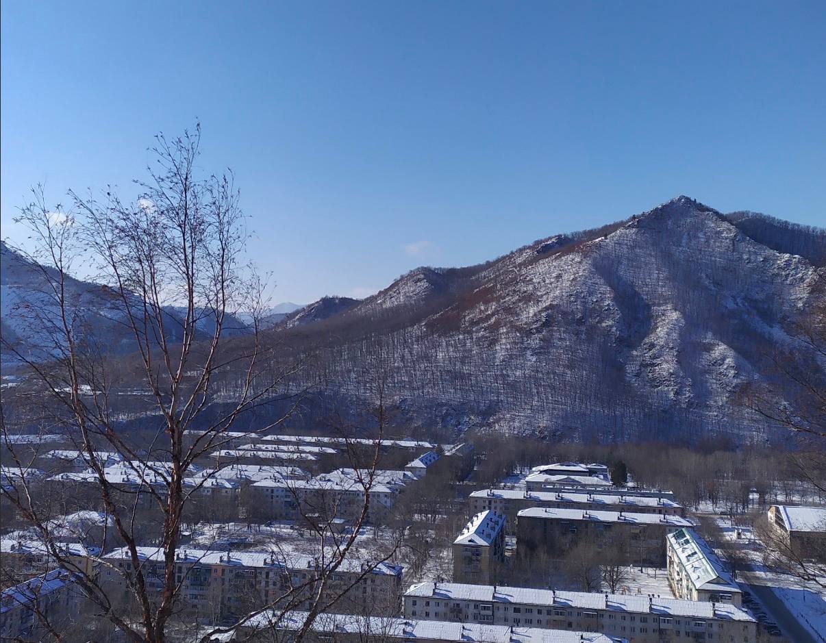 В Дальнегорске суд рассмотрит уголовное дело о надругательстве над Государственным флагом Российской Федерации Прокуратура города Дальнегорска утвердила обвинительный акт в отношении двух местных жителей 2003 и 2004 годов рождения Они обвиняются в совершении преступления по ст 329 УК РФ надругательство над Государственным флагом Российской Федерации ℹ Установлено что 26 января 2025 года находясь на вершине сопки Пик Вербованных на территории города Дальнегорска обвиняемые действуя группой лиц по предварительному сговору демонстративно сорвали установленный на указанной возвышенности Государственный флаг Российской Федерации Затем они перенесли его в лесной массив где нанесли на полотнище маркером надписи и рисунок содержащие признаки надругательства и осквернения Государственного флага РФ после чего бросили флаг и закопали его в снег Преступная деятельность выявлена и пресечена сотрудниками территориального подразделения УФСБ России по Приморскому краю Уголовное дело направлено мировому судье для рассмотрения по существу