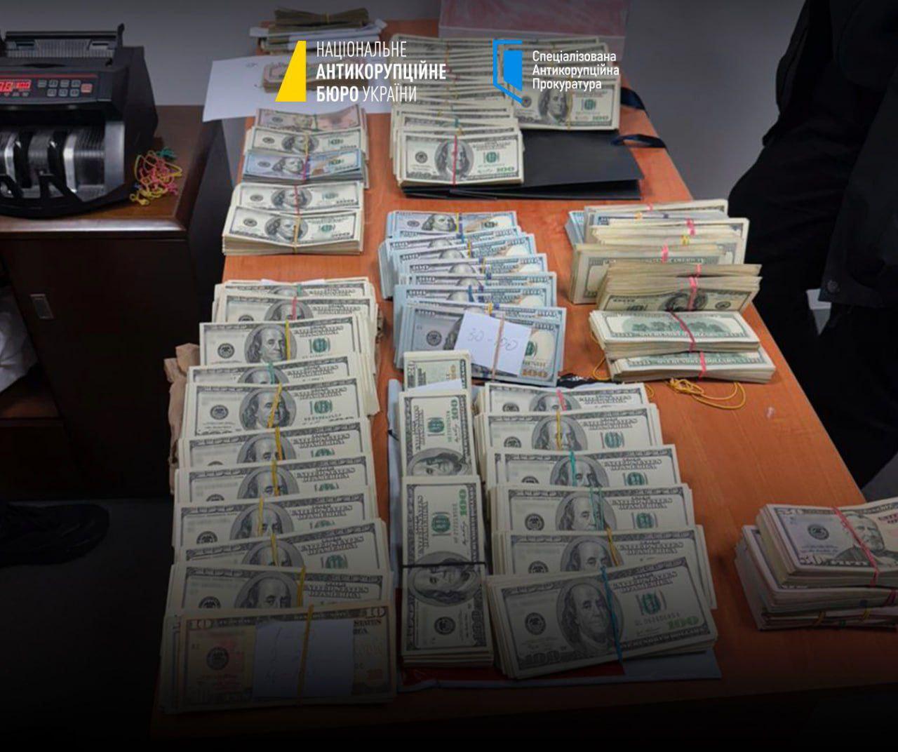 НАБУ сообщает об обыске на таможенном посту Луцк Волынской таможни и других объектах которыми в частности пользовались чиновники этого подразделения На одном из объектов изъяли более 850 тысяч долларов Напомним что сегодня подозрение в получении взяток за контрабанду сигарет получил бывший глава ГПСУ Дейнеко О подоплеке этого дела мы писали здесь Сайт Страна X Twitter Прислать новость фото видео Реклама на канале Помощь