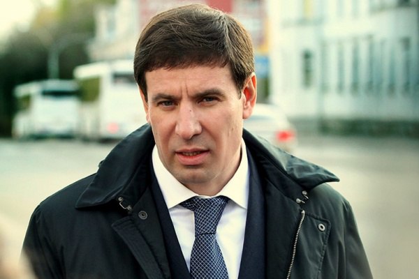 Квартиры челябинского экс губернатора Юревича передали Минобороны Челябинский суд передал государству и Министерству обороны России 63 квартиры экс губернатора области Михаила Юревича его родственников и экс депутата Вадима Белоусова Речь идет о громком деле связанном с национализацией активов бывших владельцев крупнейшего производителя макаронных изделий Макфа Недвижимость находится в Москве Санкт Петербурге Челябинске и других городах При этом у всех фигурантов дела перед государством сохраняется задолженность в размере более 18 9 млрд рублей В январе 2025 года с обоих чиновников взыскали 19 7 млрд рублей за коррупционные доходы из которых удалось погасить менее миллиарда Сами фигуранты предположительно находятся за границей nakanuneru