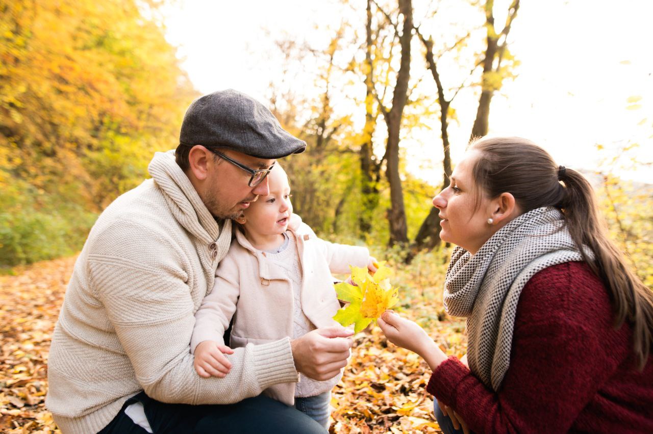 Семья главное что есть в жизни Свердловская область добилась прорывных результатов в профилактике социального сиротства Год назад 1 октября 2024 года Свердловская область в числе 14 регионов приступила к реализации пилотного проекта Вызов цель которого уменьшить количество детей находящихся в социальных учреждениях сохранить больше семей оказавшихся в трудной жизненной ситуации Уже первые итоги работы внушают оптимизм почти на четверть снизилось количество детей ставших социальными сиротами С уверенностью можно сказать что достижение прорывных результатов в профилактике социального сиротства стало возможно без серьезных финансовых вложений и корректировки регионального законодательства путем внедрения семьесберегающего подхода и смещения акцента исключительно с защиты прав ребенка на планомерную комплексную реабилитационную работу с семьей отмечает региональный куратор проекта Вызов заместитель министра социальной политики Свердловской области Ольга Ударцева Подробнее читайте на сайте Областной газеты Еlements envato com Подписаться на ОГ Прислать новость Поддержать канал
