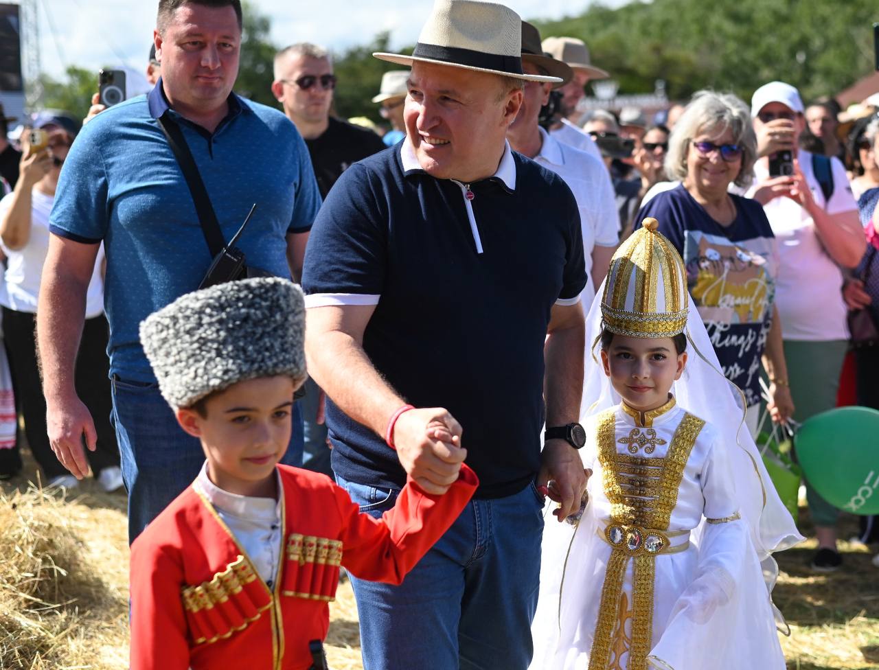 Глава Адыгеи Мурат Кумпилов сообщил о начале подготовки к XIV Фестивалю адыгейского сыра, который пройдет 13-14 сентября 2025 года на Даховской поляне у хребта Уна-Коз.  — Каждый год наш фестиваль собирает большое число гостей из разных регионов страны. Многие специально выбирают Адыгею местом отдыха в сентябре, чтобы стать участниками этого уникального мероприятия. Ведь это не просто гастрономическое событие – это дань нашим традициям, культуре и труду людей, которые с любовью сохраняют уникальные рецепты и передают их из поколения в поколение, — сказал Мурат Кумпилов.  Гостей ждут сырные дегустации, мастер-классы, концерты, выставки, ярмарка фермерских продуктов и возможность наблюдать за приготовлением адыгейского сыра.