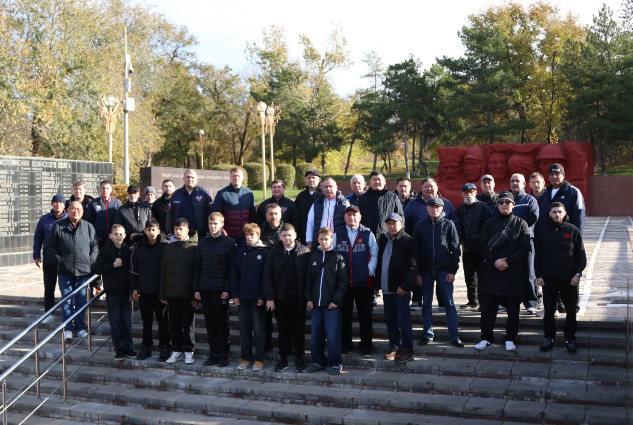 Сегодня в День народного единства перед торжественным открытием XVIII межрегиональных соревнований по боксу памяти ЗТР и Таджикистана Церена Санджеевича Балзанова прошла церемония возложения цветов где почтили память героев у Вечного огня В церемонии приняли участие Раимкуль Малахбеков Герой Республики Калмыкия двукратный чемпион мира двукратный призёр летних Олимпийских игр заслуженный мастер спорта России председатель правления Здоровое Отечество Александр Поветкин чемпион Олимпийских игр чемпион мира двукратный чемпион Европы заслуженный мастер спорта России Сергей Будко заместитель руководителя Департамента по взаимодействию с органами власти дирекции Федерации бокса России в ЮФО Константин Батыров министр физической культуры и спорта Республики Калмыкия Мутали Сусаров председатель правления Федерации бокса Республики Калмыкия Хонгр Брюгидиков директор школы бокса им Ц С Балзанова судейский корпус тренерский состав и спортсмены Этот акт памяти стал символом единения поколений и глубокого уважения к истории и традициям нашей Родины