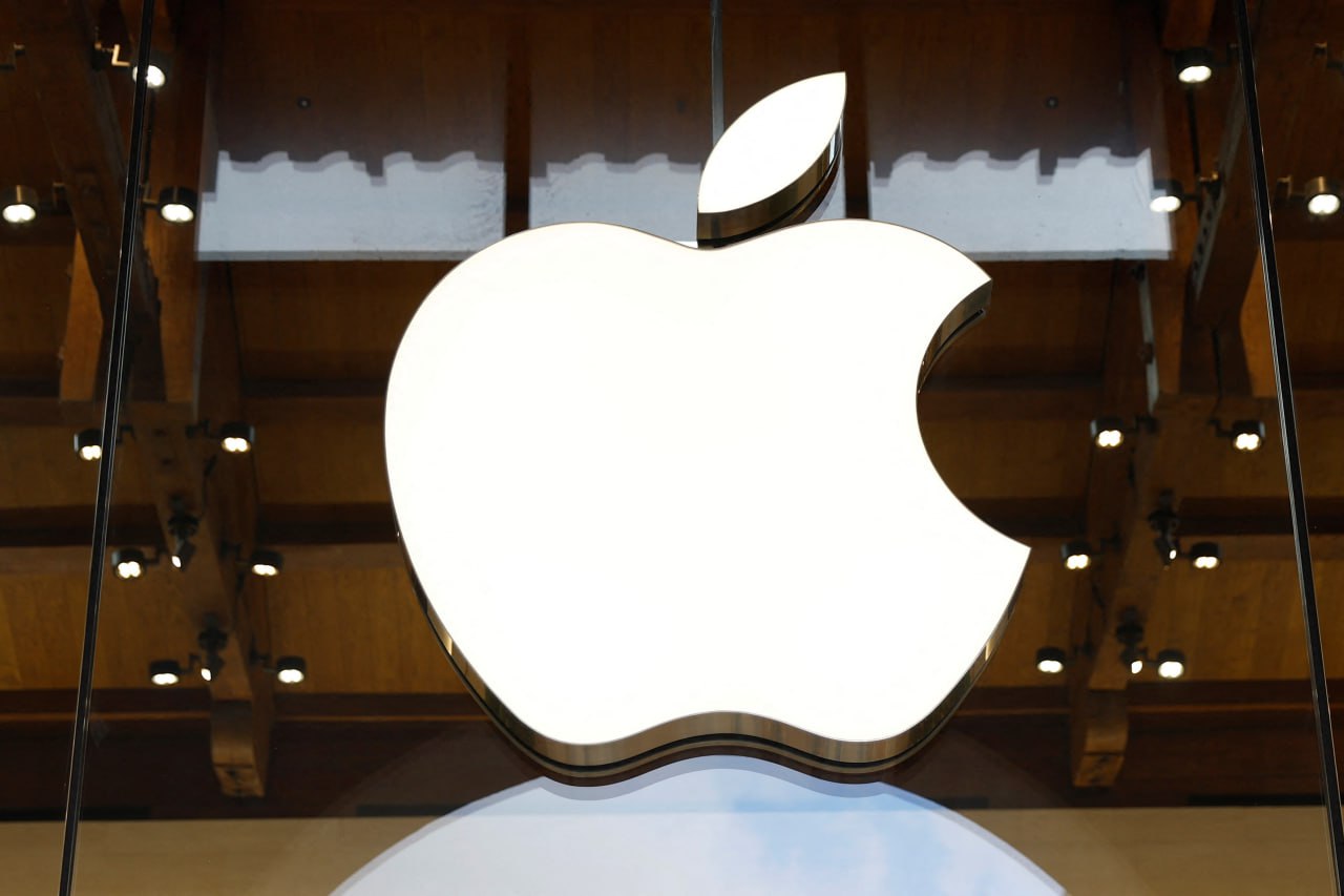 Apple в следующем месяце лишится ещё одного важного специалиста по ИИ компанию покидает Робби Уокер Он руководил командой которая работает над системой веб поиска на базе ИИ Раньше Уокер занимался Siri но его роль сократилась после провалов с внедрением новых функций Ранее Apple потеряла Руоминга Панга и Фрэнка Чу которые перешли в Meta вместе с частью команды Новая система поиска Apple с ИИ планируется к запуску в 2026 году и потери таких кадров могут осложнить её разработку Meta признана экстремистcкой организацией в России