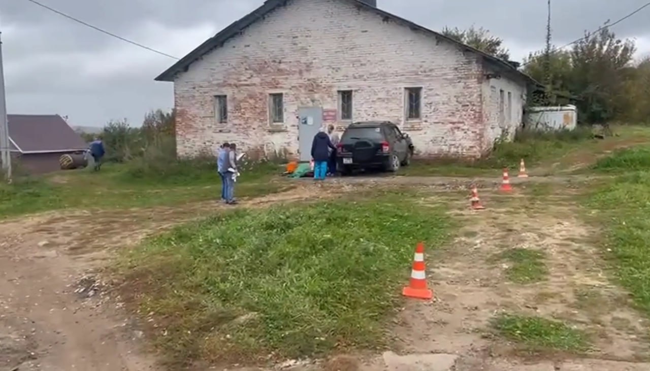 75 летний водитель погиб врезавшись в здание в Лысковском округе Авария произошла сегодня утром в поселке Нива Пожилой мужчина на Toyota с 45 летним стажем вождения внезапно съехал с дороги и врезался в административное здание Он скончался на месте до приезда скорой помощи Обстоятельства трагедии выясняются Фото ГАИ по региону   Подписаться Мы в MAX Буст