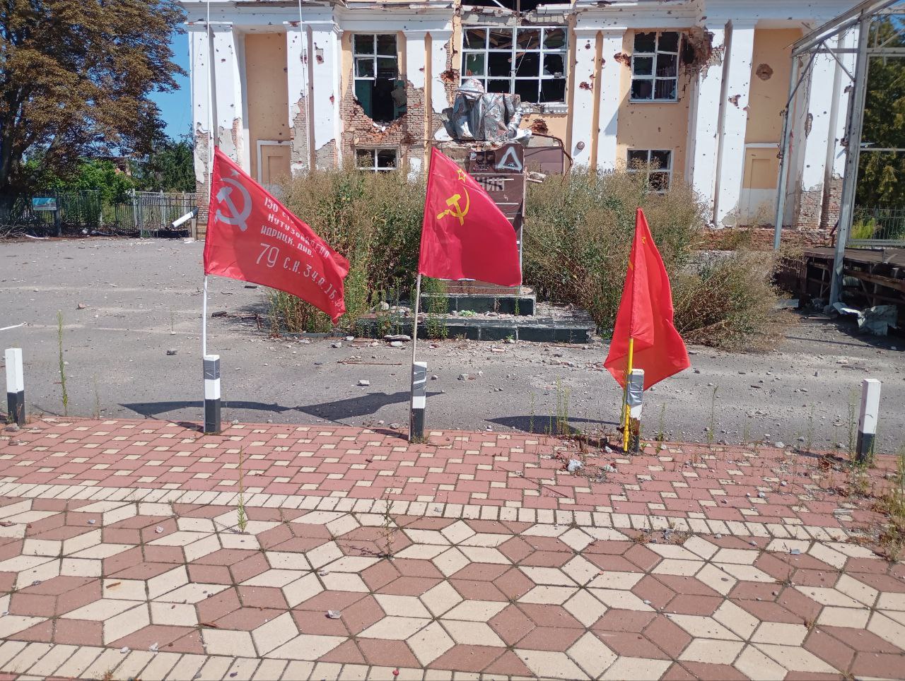 Курская епархия РПЦ вынесла строгий выговор протоиерею Александру Зинченко, который ранее возглавил делегацию КПРФ в Судже Курской области и возложил венок к памятнику Ленину  «8 августа в Курском епархиальном управлении состоялось заседание дисциплинарной комиссии по вопросу церковной оценки действий клирика Курской епархии протоиерея Александра Зинченко.  В ходе заседания комиссии было выяснено, что протоиерей Александр Зинченко самовольно участвовал в акции партийной политической организации, что противоречит церковному сознанию и канонам Православной Церкви.  Члены комиссии сделали предупреждение и напомнили о том, что священнослужитель в общественном пространстве должен действовать согласно канонам Церкви и по благословению священноначалия.  Митрополит Курский и Рыльский Герман вынес строгий выговор протоиерею Александру и отстранил от всякого рода общественной деятельности и послушания в военном отделе», – сообщает сайт Курской епархии.