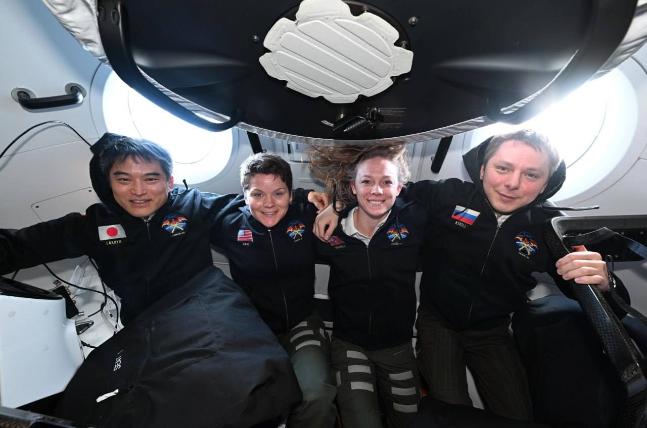 Космонавт Кирилл Песков может вернуться на Землю в августе. NASA сообщило, что 25 июля проведёт брифинг, где расскажут, когда экипаж миссии SpaceX Crew-10 вернётся домой. Напомним, что среди космонавтов находится и наш земляк. За полгода на орбите экипаж провёл около сотни научных экспериментов. Один из них: как гравитация влияет на клетки. Эти исследования могут привести к важным открытиям в космической биологии. Второй целью их поездки стало изучение микроводорослей в условиях невесомости. Учёные надеются, что в будущем они смогут использовать их как источник пищи, топлива и кислорода во время долгих космических путешествий. Но на этом исследования не закончатся. Crew-10 заменят их коллеги, экипаж Crew-11. Подписаться Прислать новость