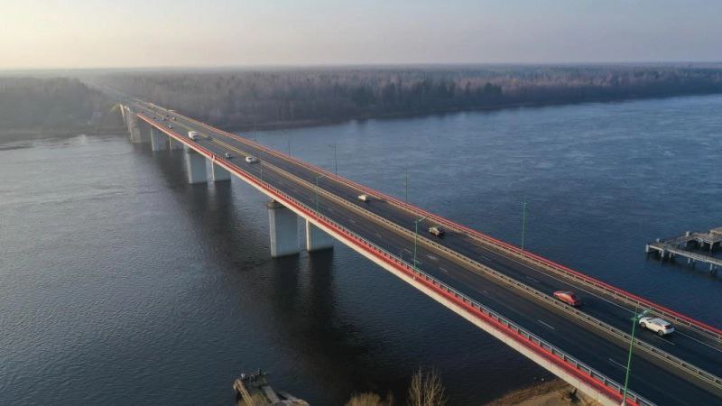 На Ладожском мосту закроют для автомобилей одну полосу в сторону Петербурга На участке 40-го километра федеральной трассы Р-21 «Кола» Петербург - Мурманск - граница с Норвегией в Кировском районе Ленобласти будут действовать временные ограничения движения. Об этом рассказали в пресс-службе ФКУ Упрдор «Северо-Запад». Изменения вызваны аварийным ремонтом Ладожского моста и продлятся до 4 июля. «В связи с разрушением бетона с оголением арматуры железобетонного пролётного строения в зоне опирания деформационного шва, необходимостью срочного ремонта самого шва, расположенного на неразводном пролётном строении Ладожского моста, в период с 21 июня по 4 июля будут производиться аварийно-восстановительные работы с перекрытием одной из двух полос движения в направлении Петербурга», — сообщили в ведомстве. На период ремонта в сторону города оставят одну полосу со скоростным ограничением до 40 км/ч. В направлении Мурманска движение не изменится. Водителям посоветовали учитывать эти данные при планировании поездок.