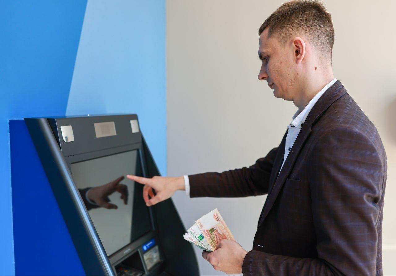 Умная камера в банковском приложении научилась распознавать номера телефонов карт и банковских счетов ВТБ Онлайн расширил возможности своей умной камеры теперь она не только считывает QR коды и реквизиты платежных документов но и распознает номера телефонов карт и банковских счетов с изображения Искусственный интеллект определяет данные в кадре за десятые доли секунды после чего автоматически подставляет их в платежную форму полностью исключая ошибки при ручном вводе Обновление делает переводы и оплату счетов ещё быстрее и удобнее Новые возможности умной камеры позволяют сократить время на переводы по номеру телефона карты или банковского счета и исключить ошибки при вводе данных Пользователю достаточно лишь навести камеру на написанный от руки или напечатанный текст чтобы отсканировать данные остальное система сделает сама отметил старший вице президент руководитель департамента продуктов розничного бизнеса ВТБ Алексей Охорзин