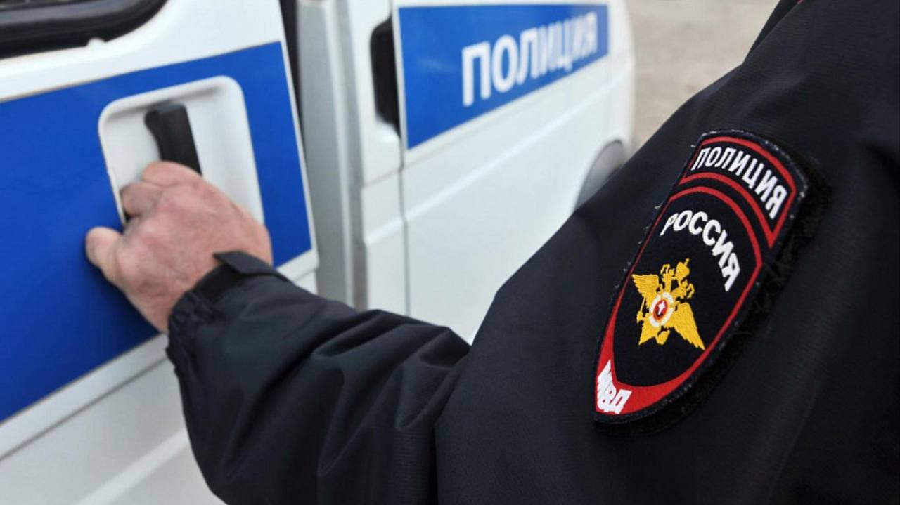 В Новороссийске завершено расследование уголовного дела по факту ДТП, в котором пострадал пешеход Следственным управлением УМВД России по городу Новороссийску завершено расследование уголовного дела, возбужденного в отношении 45-летнего местного жителя по признакам преступления, предусмотренного частью 2 статьи 264 УК РФ - «Нарушение лицом, управляющим автомобилем, правил дорожного движения, повлекшее по неосторожности причинение тяжкого вреда здоровью человека, совершенное лицом, не имеющим права управления транспортными средствами». В ходе следствия установлено, что в декабре 2024 года обвиняемый, управляя автомобилем марки «КИА», двигаясь по проезжей части дороги от ул. Героев-Десантников в сторону ул. Малоземельской,не убедился в безопасности выполняемого маневра при повороте налево, в результате чего, допустил наезднапешехода, пересекающего проезжую часть по нерегулируемому пешеходному переходу. В результате дорожно-транспортного происшествия женщина получила телесные повреждения, повлекшие причинение тяжкого вреда здоровью. При проверке документов сотрудники дорожно – патрульной службы установили, что действие водительского удостоверения обвиняемого прекращено, и он не имел право управлять транспортным средством. На период предварительного следствия в отношении мужчины была избрана мера пресечения в виде подписки о невыезде и надлежащем поведении. В настоящее время уголовное дело с утвержденным обвинительным заключением направлено в суд для рассмотрения по существу. Санкция данной статьи, предусматривает максимальное наказание в виде лишения свободы на срок до семи лет. Пресс-служба УМВД РФ по г. Новороссийску