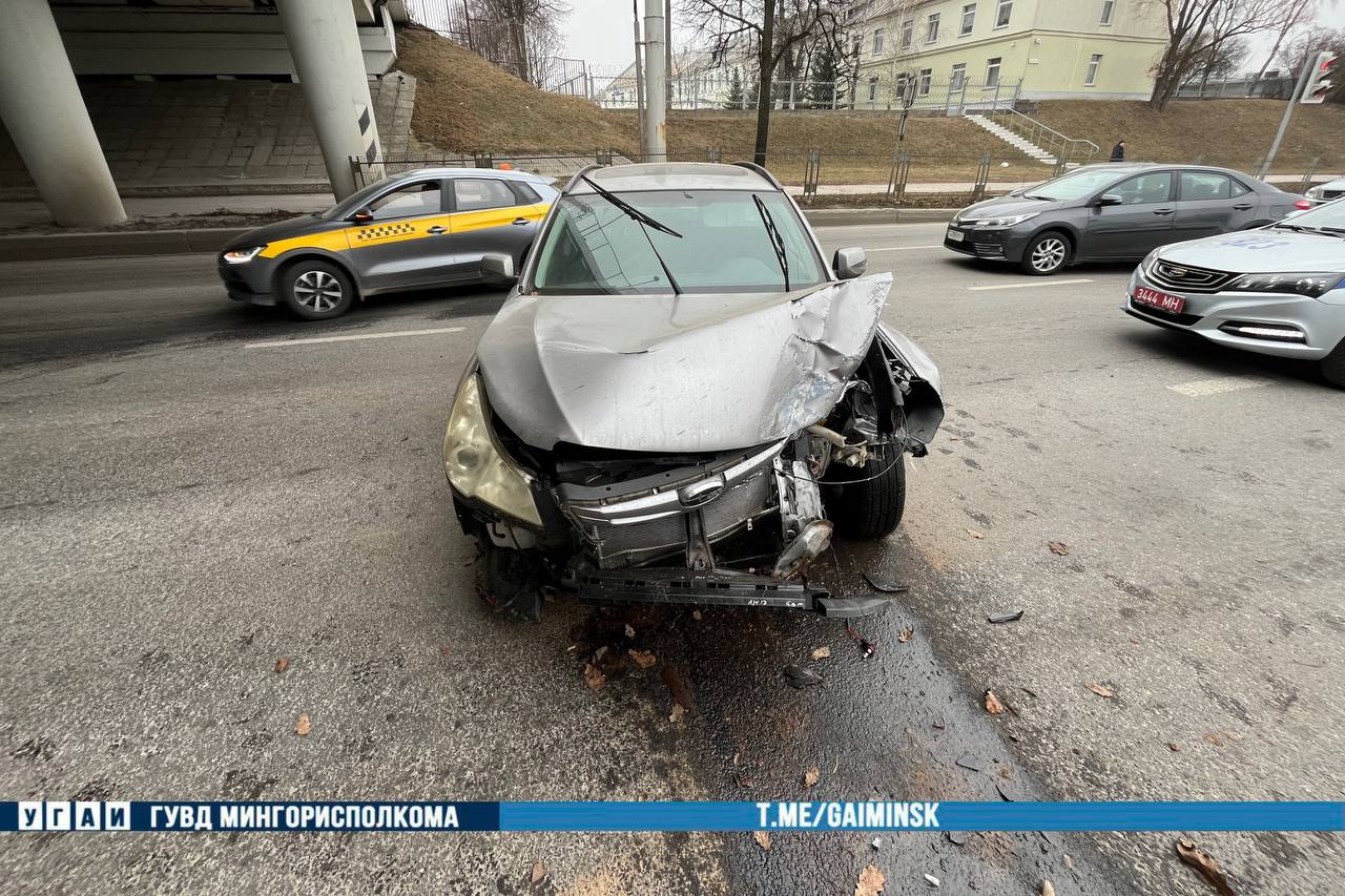 Водитель отвлекся от управления и совершил ДТП.  По предварительной информации, сегодня 73-летний водитель Subaru, двигаясь по ул. Аранской, вблизи здания № 1 отвлекся от управления, из-за чего совершил наезд на опору дорожных знаков и опору моста.  В результате ДТП транспортное средство получило механические повреждения.  Фото: ГАИ  «Минск-Новости» MINSKNEWS.BY Telegram Viber FB  VK Inst TikTok  YouTube