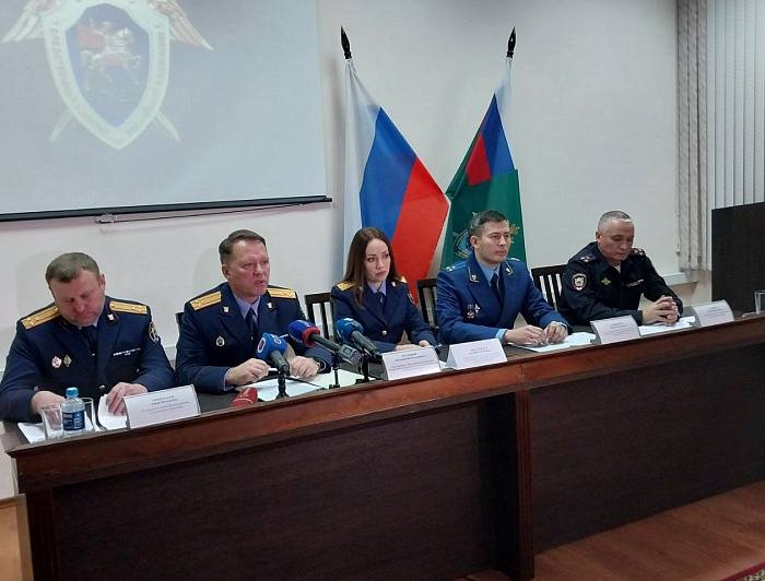 Убийцей Стаса Норбоева и Сэсэг Буиновой был бывший работник правоохранительных органов С началом мобилизации он уехал в Америку Но в связи с материальными трудностями и проблемами с документами он вернулся на родину В Бурятии ситуация с финансами только ухудшилось и он решил пойти на преступление убив Сэсэг Стаса а также своего знакомого на машине которого вывозились тела Так в Бурятии завершено расследование уголовного дела против покойного мужчины которому инкриминируются несколько преступлений Он обвиняется в убийстве незаконном обороте оружия разбое умышленном уничтожении имущества и угрозе убийства Следствие установило что обвиняемый 40 летний житель Улан Удэ ранее нигде не работал и имел значительные долги Вечером 11 апреля 2024 года он увидел на улице Бабушкина автомобиль с двумя пассажирами Станиславом Норбоевым и Сэсэг Буиновой Решив ограбить их злоумышленник проник в салон автомобиля направил на пассажиров оружие и принудил отъехать в пустынное место где убил обоих Мужчина похитил личные вещи убитых включая деньги телефон украшения и автомобиль спрятал тела жертв поблизости уничтожил следы крови и уехал Позднее боясь разоблачения преступник избавился от похищенного автомобиля оставив его во дворе жилого дома Ночью 13 апреля взяв под ложным предлогом машину у знакомого вынес из нее тела погибших и тайно похоронил их в заброшенных гаражах на окраине города Желая устранить возможного свидетеля ночью 20 апреля обвиняемый вернулся к дому знакомого в поселке Сотниково расстрелял его поджег находящийся там же гараж с автомобилем где раньше были обнаружены тела Случайно оказавшиеся в доме гости подверглись угрозам убийства однако сумели убежать Сам подозреваемый остался на месте преступления ранил себя выстрелом и позже умер в больнице Уголовное дело направлено в суд с утвержденным обвинительным заключением