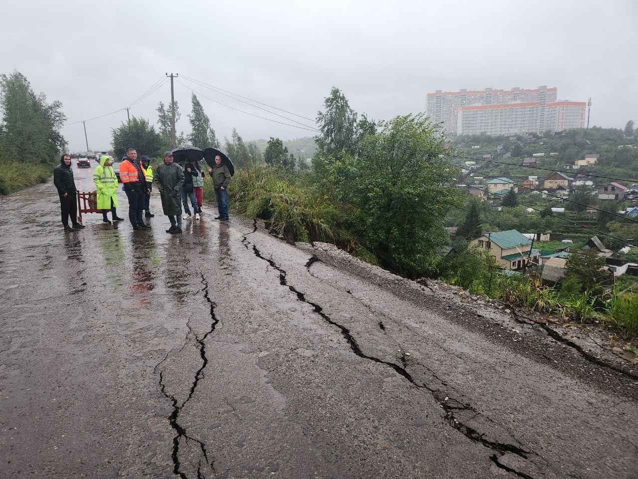 В Красноярске перекрыли улицу Даурскую в районе дома №17  Сильный дождь размыл часть склона. Упала опора линий электропередач. Линия отключена, потребители переведены на другую. У жителей СНТ имеется альтернативный проезд.