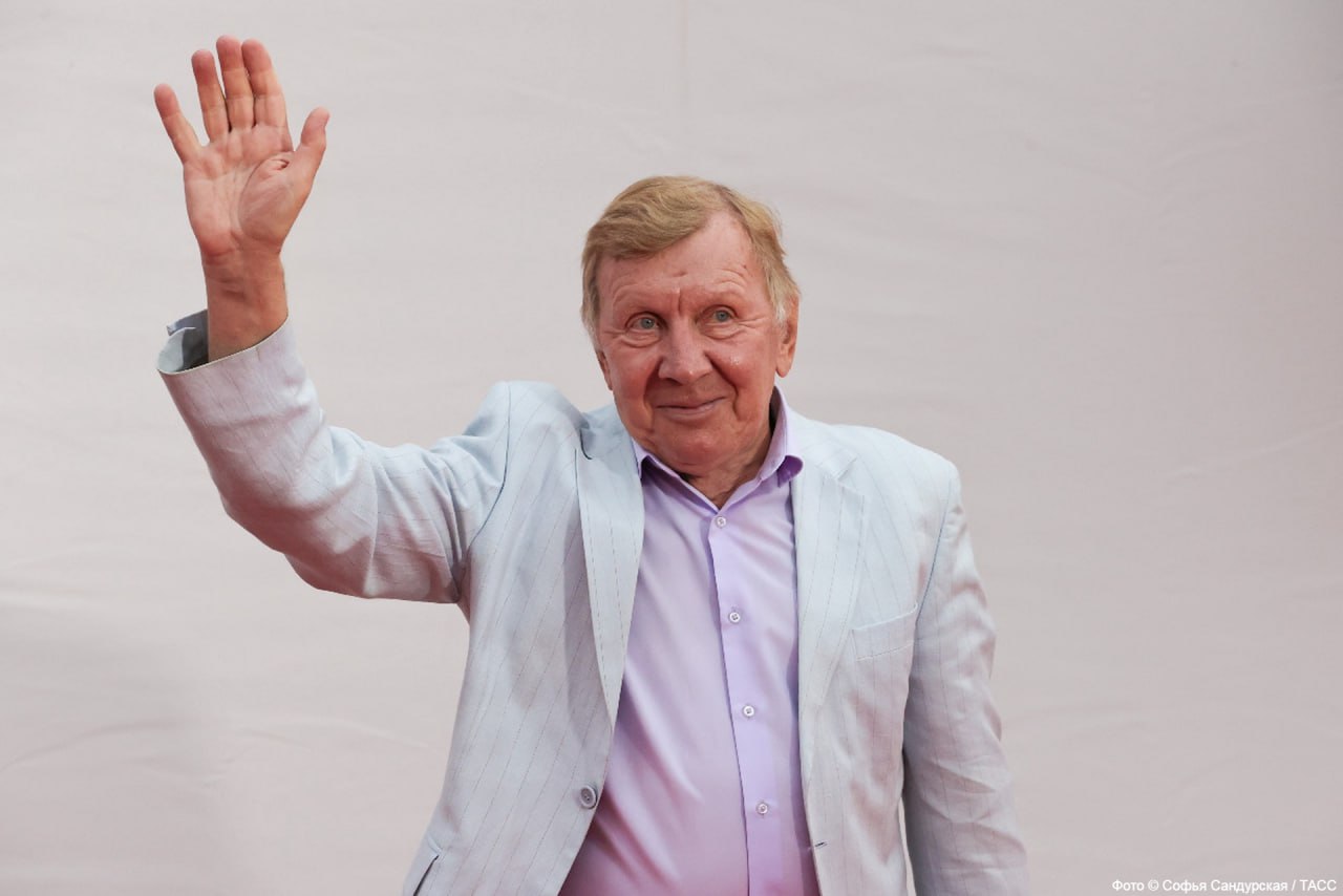 «Мы за мир на Земле»: Чернов – о причинах признания угрозой нацбезопасности Украины 76-летнего народного артиста внесли в соответствующий перечень из-за съемок в фильме Алексея Пиманова «Крым». В беседе с «Абзацем» Юрий Чернов рассказал о других причинах такого решения страны 404. «Они всех нас считают опасными для них. Я часто посещаю Крым, сейчас нахожусь с огромной командой актеров и режиссеров на фестивале в «Артеке». Наш народ по-прежнему сильнее, мы понимаем, что победа будет за нами! Мы за мир на земле, за спокойствие. Не как негодяи, эта группа Зеленского», – сказал он. Народный артист России известен по множеству фильмов, которые давно стали любимыми среди граждан. Вы могли видеть его в кинолентах «Иван Васильевич меняет профессию», «Доживем до понедельника», «Ширли-мырли», «Фитиль» и других. Подпишитесь на «Абзац» Добавьте «Абзац» в ленту «Дзена»