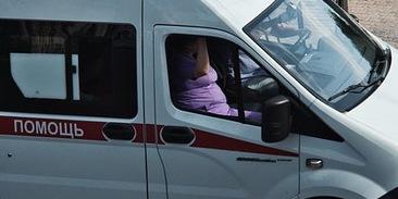 Школьник из Москвы выпал из окна хостела в Петербурге после приёма психоактивных веществ  Трое девятиклассников приехали в Петербург на лето — отдыхать и гулять. Всё шло по плану, пока одна из ночей не закончилась трагедией: подростки приняли неизвестное вещество, и один из них не выдержал.  Подросток разбил окно в хостеле и выпал на улицу. Его доставили в больницу с черепно-мозговой травмой и переломами основания черепа. Сейчас он в реанимации, угрозы жизни нет, но восстановление предстоит тяжёлое.  Полиция разбирается, что именно приняли подростки. Решается вопрос о возбуждении уголовного дела.    Флэш Питер - подписаться