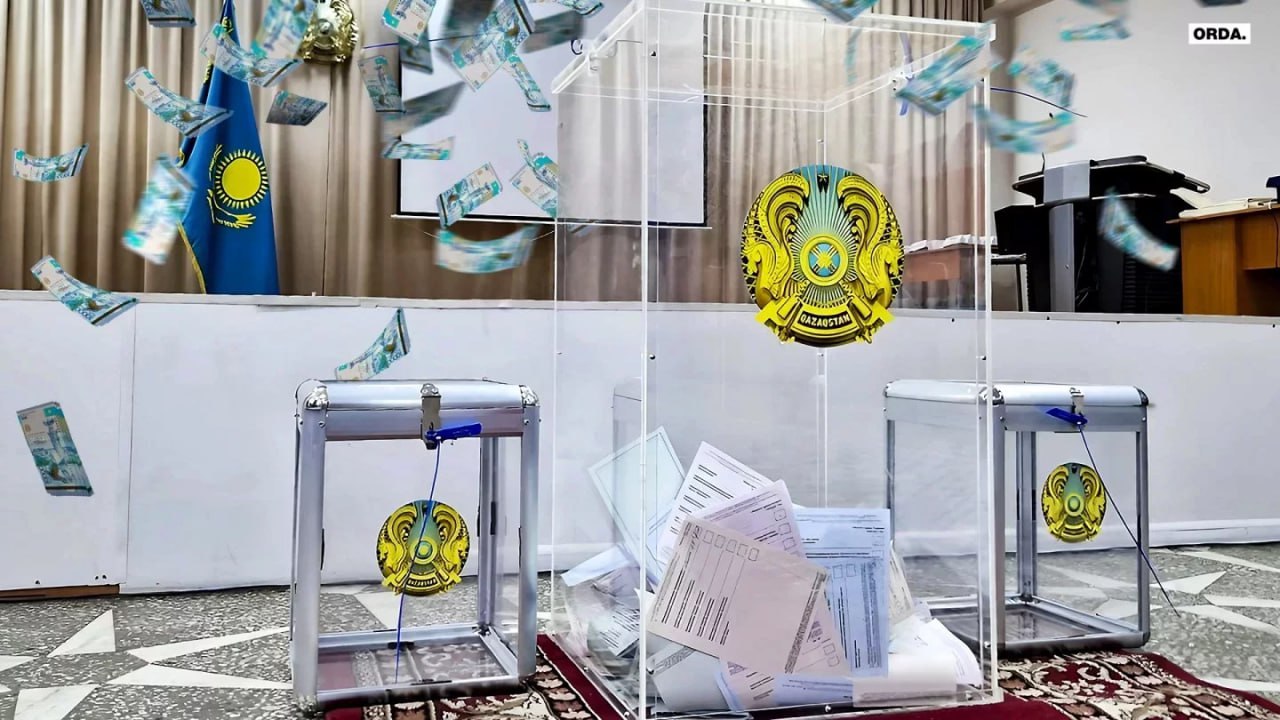 Выборы с подтасовками обернулись массовым увольнением избирательной комиссии в ЗКО Главред «Уральской недели» Тамара Еслямова рассказала, что независимые наблюдатели добились увольнения всей участковой избирательной комиссии в Казталовке после выборов акима, прошедших 13 июля. Избирком разогнали после того, как в суд обратились представители общественного объединения «Жария». Они потребовали признать недействительными результаты голосования на одном из участков и привлечь к ответственности всех членов комиссии. «Моя мечта — чтобы независимыми наблюдателями решили стать все граждане Казахстана. Понятно, что для всех на избирательном участке не хватит места, но я представляю, как казахстанцы в день выборов приходят голосовать и не уходят домой, а стоят у дверей, ожидая, пока председатель комиссии вынесет акт с результатами после подсчёта бюллетеней», — сказала Еслямова. Журналистка подчеркнула, что это единственный способ сломать коррумпированную систему. «Вот что нужно сделать национальной идеей — всеобщую честность. Честные мы — честная власть», — добавила она. На выборах акима Казталовского округа наблюдатели от объединения «Жария» зафиксировали многочисленные нарушения закона. На одном из участков комиссия действовала грубо и открыто игнорировала избирательное законодательство. После подачи иска судья лично обзвонил избирателей и обнаружил факты фальсификации — поддельные подписи и заявления на дистанционное голосование. Эти данные стали основанием для частного определения суда в адрес территориального избиркома. Территориальная избирательная комиссия, не дожидаясь окончательного судебного решения, уволила весь состав участковой комиссии, включая председателя. Однако затем ТИК включила аннулированные результаты в общий итоговый протокол, что возмутило наблюдателей. Они обвинили комиссию в распространении ложной информации и потребовали отменить официальное сообщение. Кроме того, наблюдатели подали ещё два иска по другим избирательным участкам, где зафиксировали аналогичные нарушения. Представитель «Жарии» Нурболат Сатагулов подчеркнул, что этот случай должен стать уроком для комиссий.