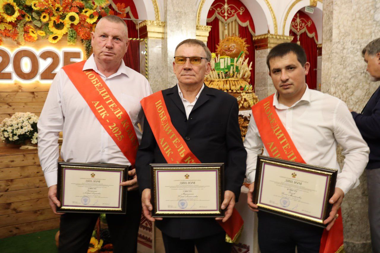 Накануне своего профессионального праздника сегодняшнего Дня автомобилиста сразу три водителя были поощрены на краевом Дне урожая Юрий Мартынюк из СХП им П П Лукьяненко занял первое место на перевозке урожая зерновых колосовых а Андрей Захарченко и Денис Зотов из ООО Кубрис соответственно 1 е и 2 е место но уже на транспортировке риса К слову сказать не проходит года чтобы кто то из водителей Красноармейского района не поднимался на сцену за своей минутой славы С праздником автомобилисты Лента коротких новостей в MAX