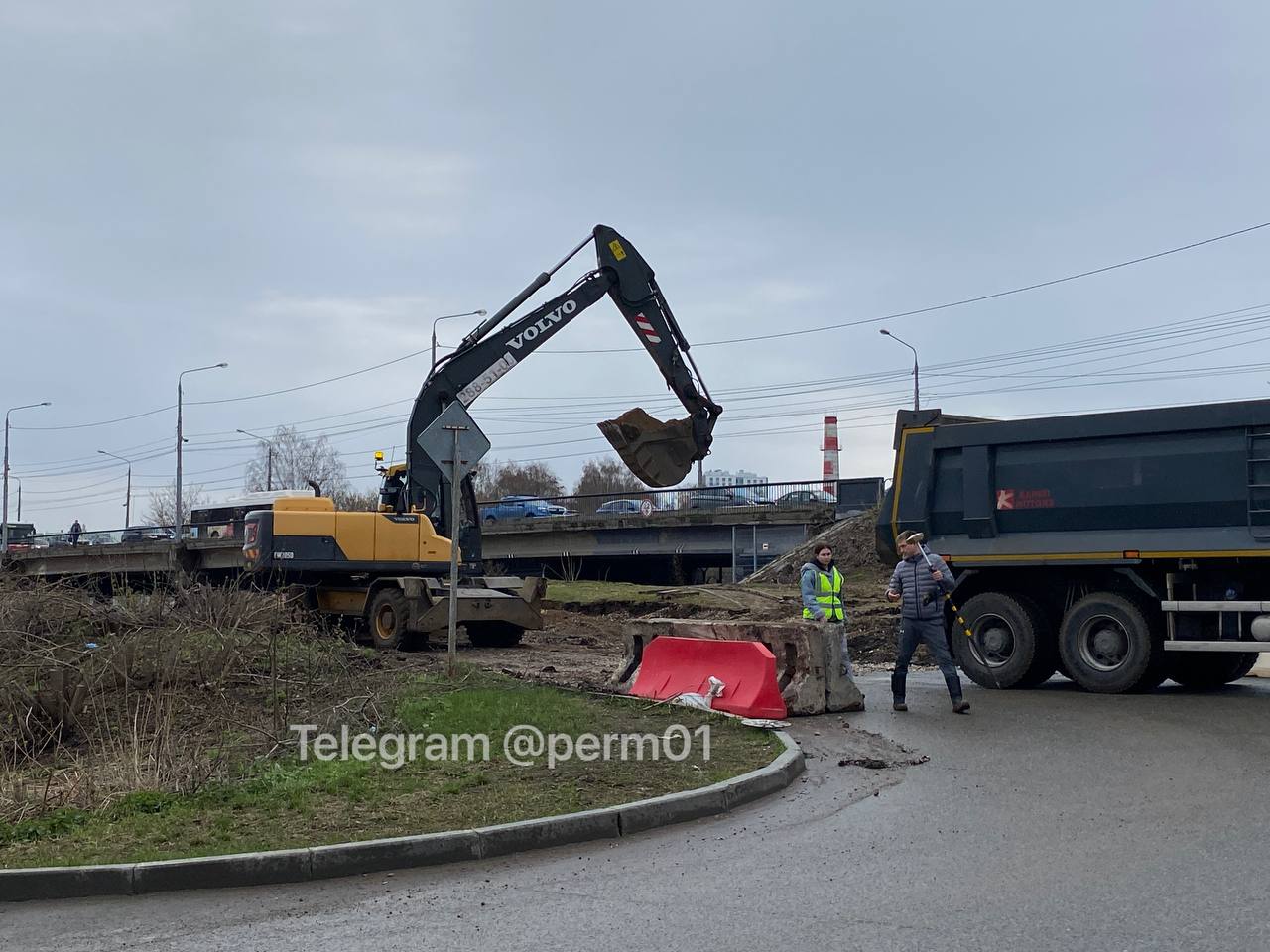 Проезд под мостом на Шоссе Космонавтов закрыт с начала мая. Причина — проведение масштабных ремонтных работ и подготовка территории к возведению новой транспортной развязки. Ограничения будут действовать до 2 ноября 2025 года. Автомобилистам рекомендуется заранее планировать маршрут. Подписаться Прислать новость