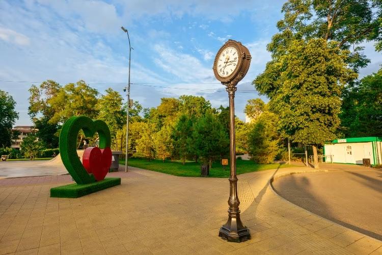 Тихий час введут на Кубани: шуметь нельзя будет в обеденное время  Депутаты Законодательного собрания Краснодарского края поддержали инициативу о расширении «тихого времени». Помимо действующего запрета на шум с 23 до 7 утра, в регионе появится новое ограничение — с 13 до 15 часов.  Изменения в краевой закон об административных правонарушениях уже прошли первое чтение. Если поправки окончательно утвердят, нарушителей спокойствия ждут штрафы. Кроме того, в выходные и праздничные дни «тихий час» продлится с 8 до 10 часов. Как пояснили в пресс-службе Заксобрания, нововведение направлено на защиту прав жителей, которые страдают от излишнего шума в дневное время.  Так что громкие ремонтные работы, строительство, шумные застолья и другие источники звукового дискомфорта в обеденные часы могут обернуться административной ответственностью.  Вы за или против инициативы депутатов?  /      Отправить новость   Подписаться